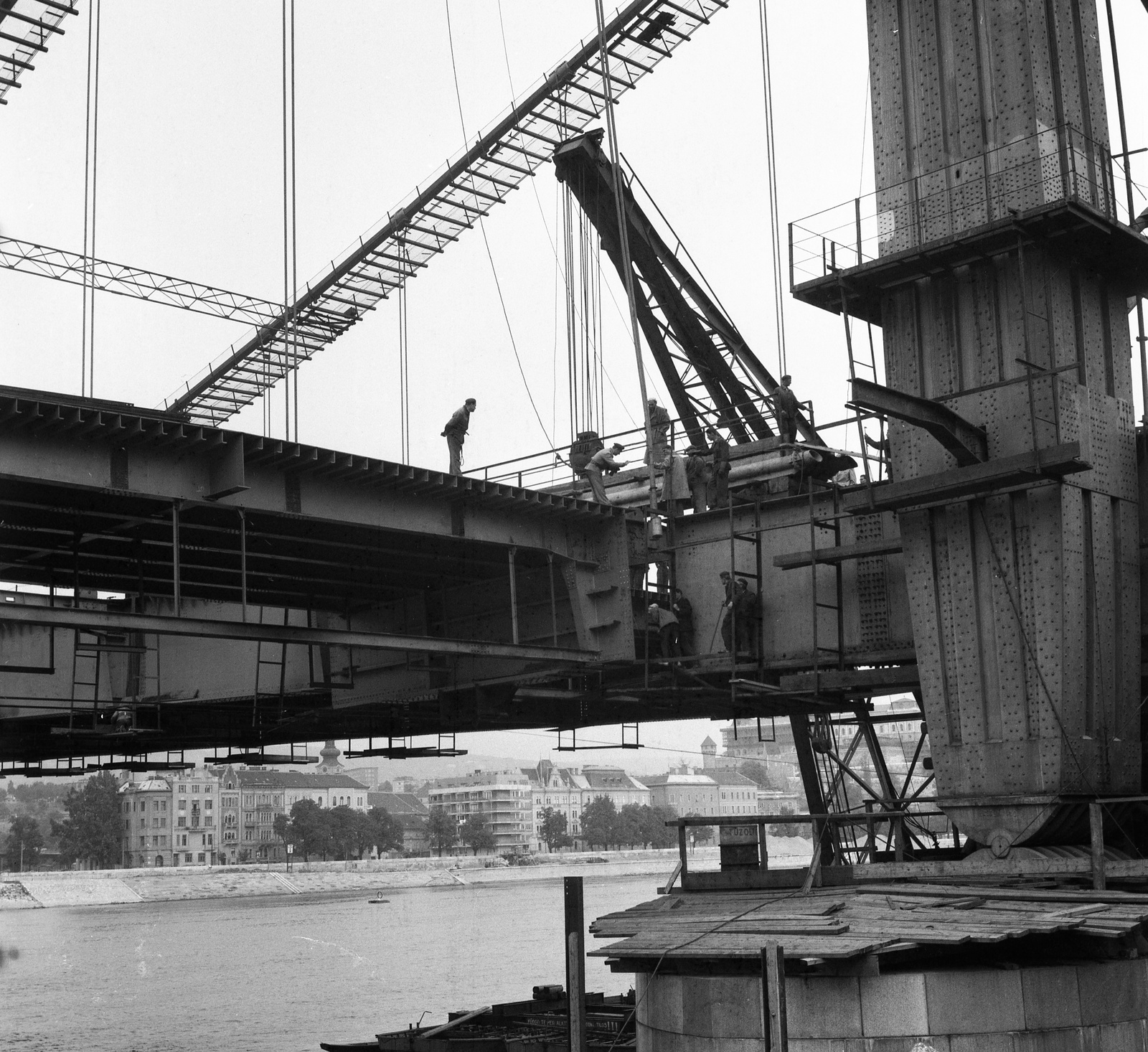 Magyarország, Budapest V., az Erzsébet híd építése, az utolsó előtti pályaegység beemelése a pesti hídfőnél. Háttérben a Várkert (Groza Péter) rakpart házai., 1964, Nagy Gyula, hídépítés, Budapest, Duna-híd, Fortepan #59882