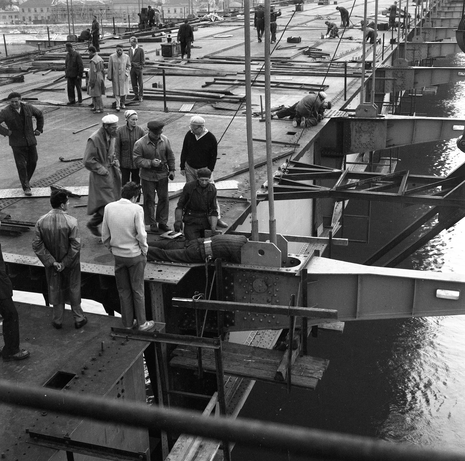 Hungary, Budapest I., az Erzsébet híd építése, az utolsó pályaegység beemelése a budai hídfőnél., 1964, Nagy Gyula, bridge building, Danube, Budapest, suspension bridge, Duna-bridge, Pál Sávoly-design, Fortepan #59887