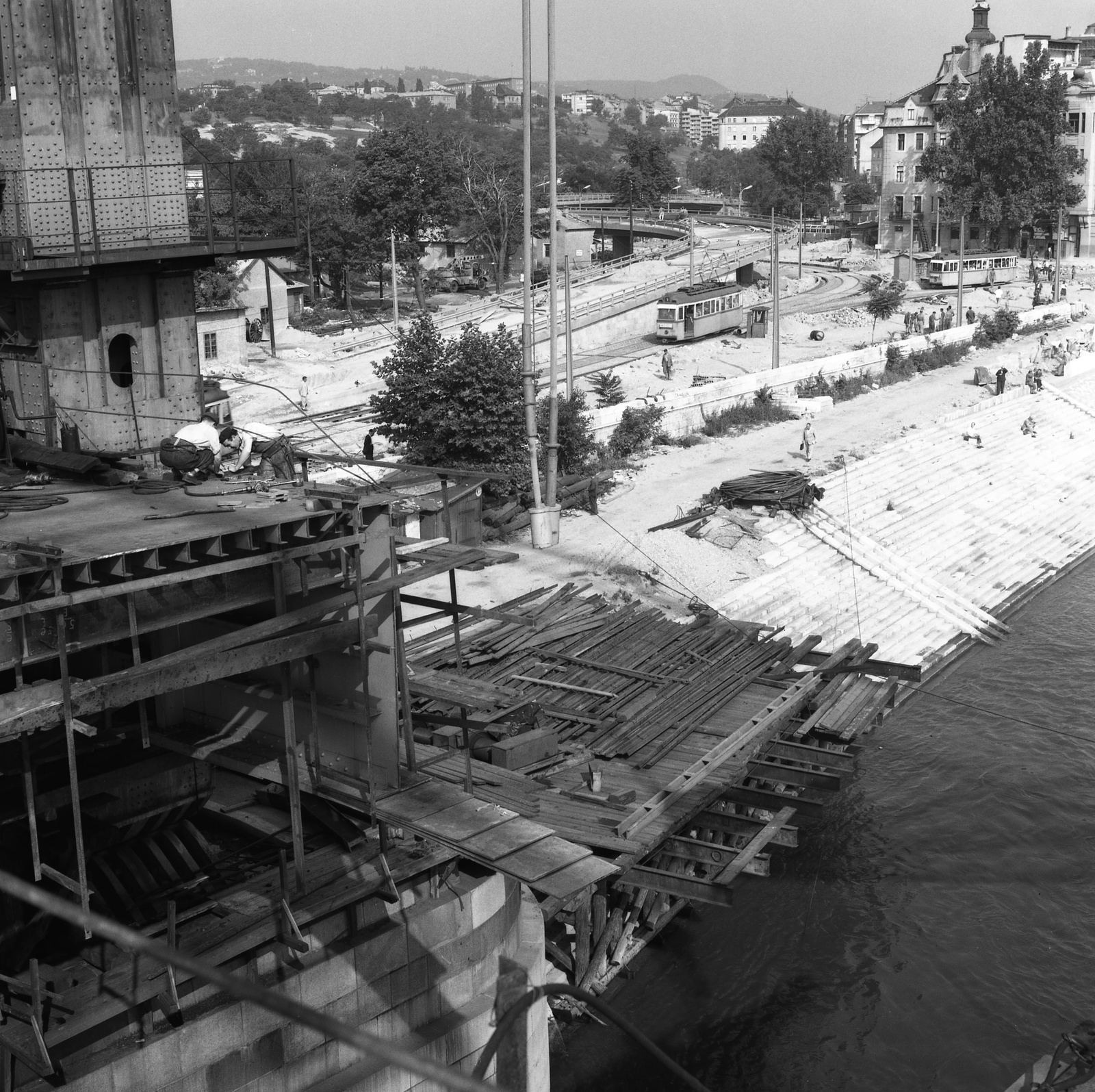 Magyarország, Budapest I., az Erzsébet híd építése a budai hídfőnél, szemben a Döbrentei tér., 1964, Nagy Gyula, hídépítés, Duna, Budapest, függőhíd, Duna-híd, Sávoly Pál-terv, Fortepan #59889