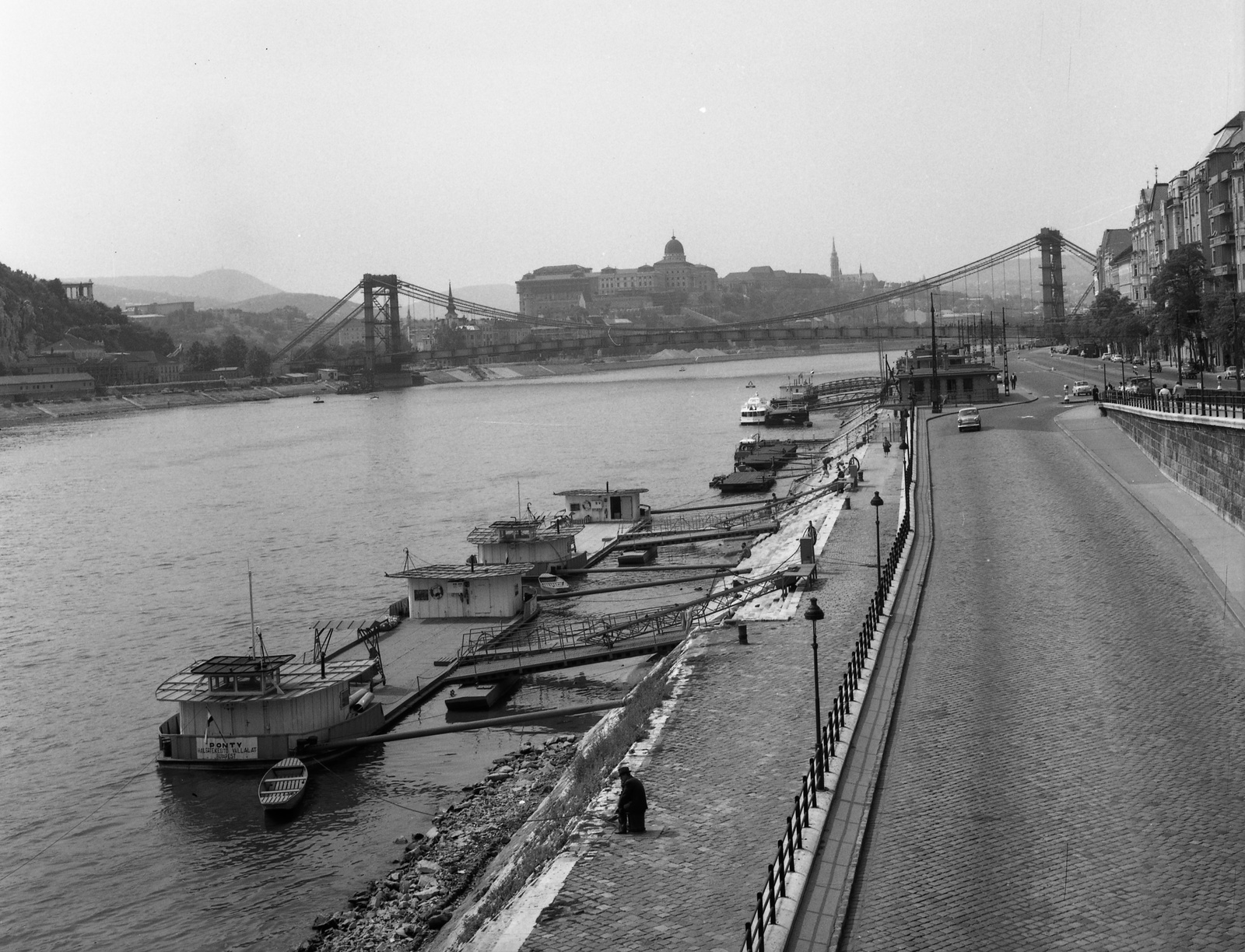 Magyarország, Budapest V., Belgrád rakpart a Szabadság híd pesti hídfőjétől az épülő Erzsébet híd felé nézve., 1964, Nagy Gyula, uszály, Duna, hajóállomás, Budapest, függőhíd, Duna-híd, Sávoly Pál-terv, Fortepan #59891