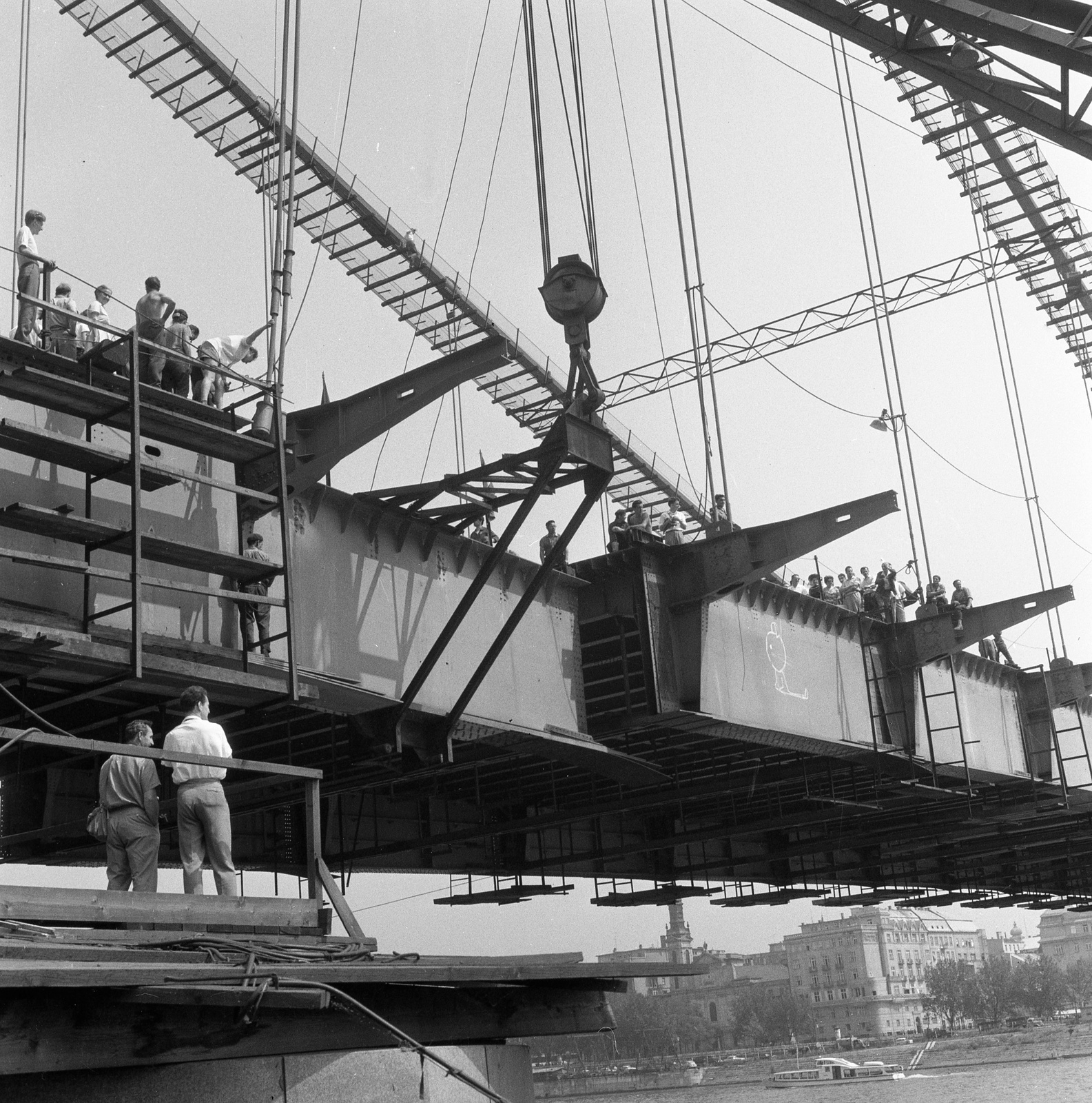 Hungary, Budapest I., az Erzsébet híd építése, az utolsó pályaegység beemelése a budai hídfőnél., 1964, Nagy Gyula, bridge building, Danube, Budapest, suspension bridge, Duna-bridge, Pál Sávoly-design, Fortepan #59894