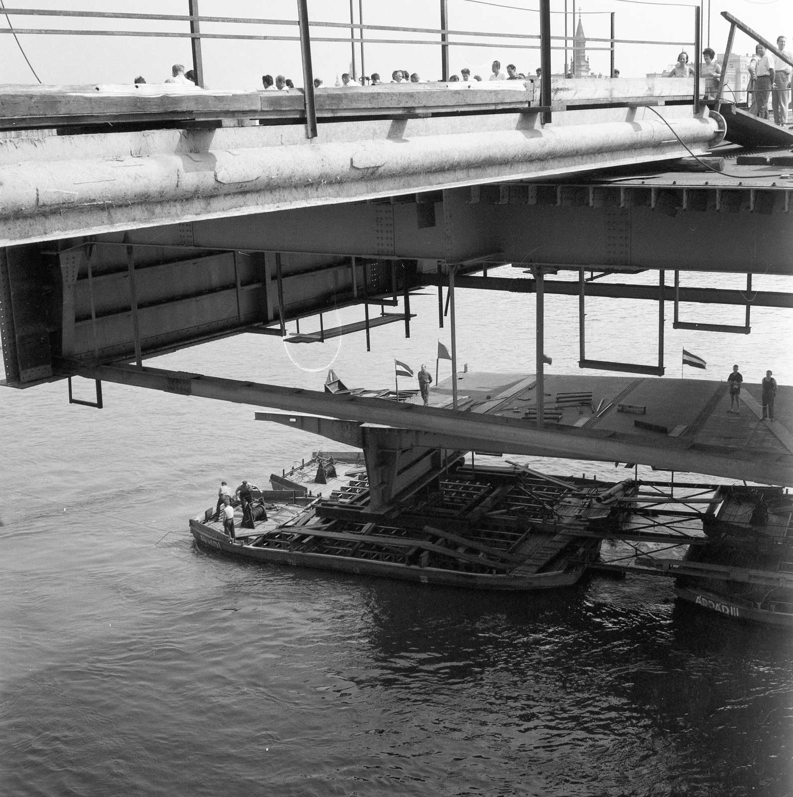 Hungary, Budapest, az Erzsébet híd építése, a beemelésre váró utolsó pályaegység., 1964, Nagy Gyula, Danube, Duna-bridge, Fortepan #59898