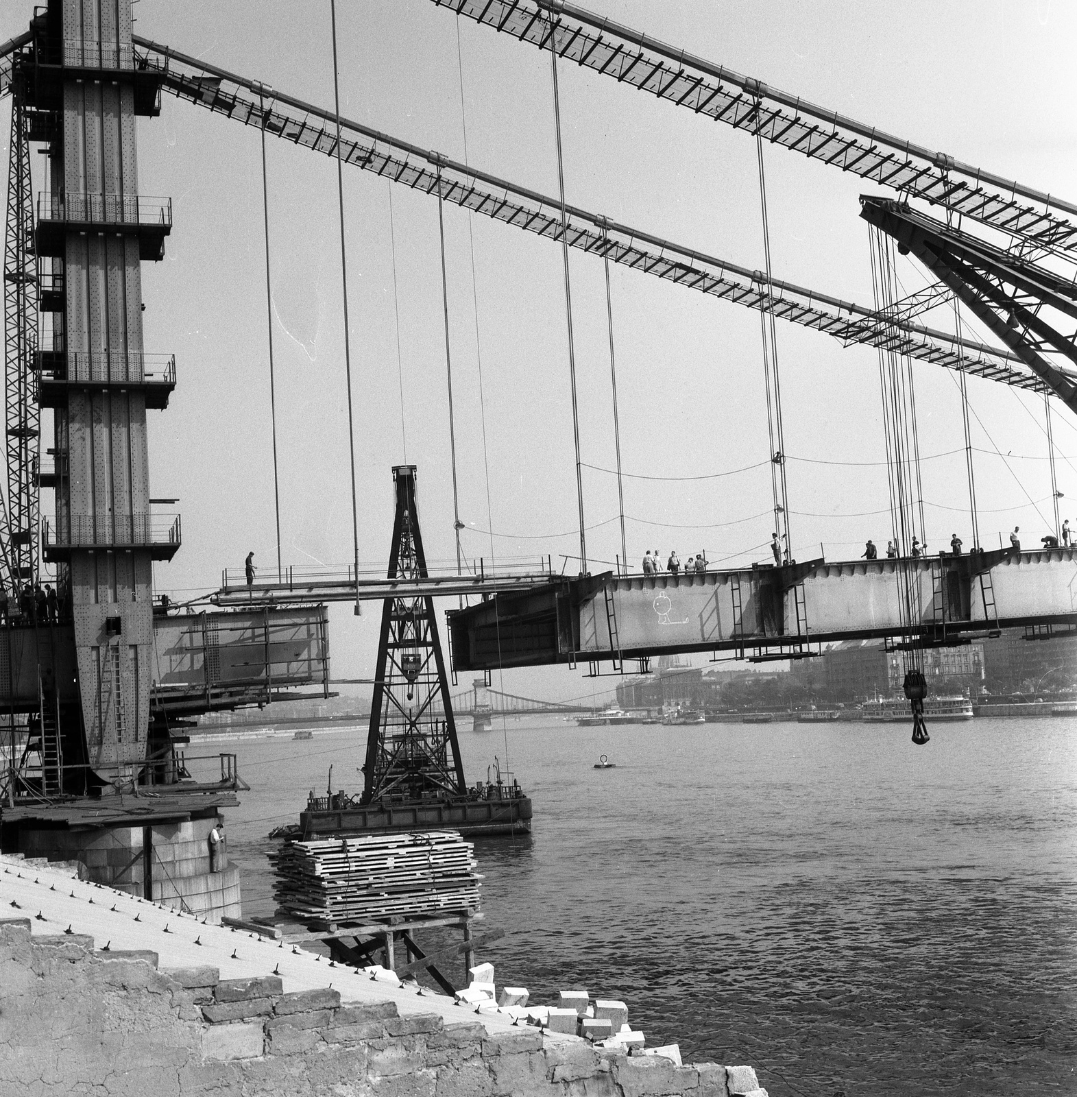 Hungary, Budapest I., az Erzsébet híd építése, úszódaruk az utolsó pályaegység beemelésekor a budai hídfőnél., 1964, Nagy Gyula, bridge building, Danube, Budapest, suspension bridge, Duna-bridge, Pál Sávoly-design, Fortepan #59899