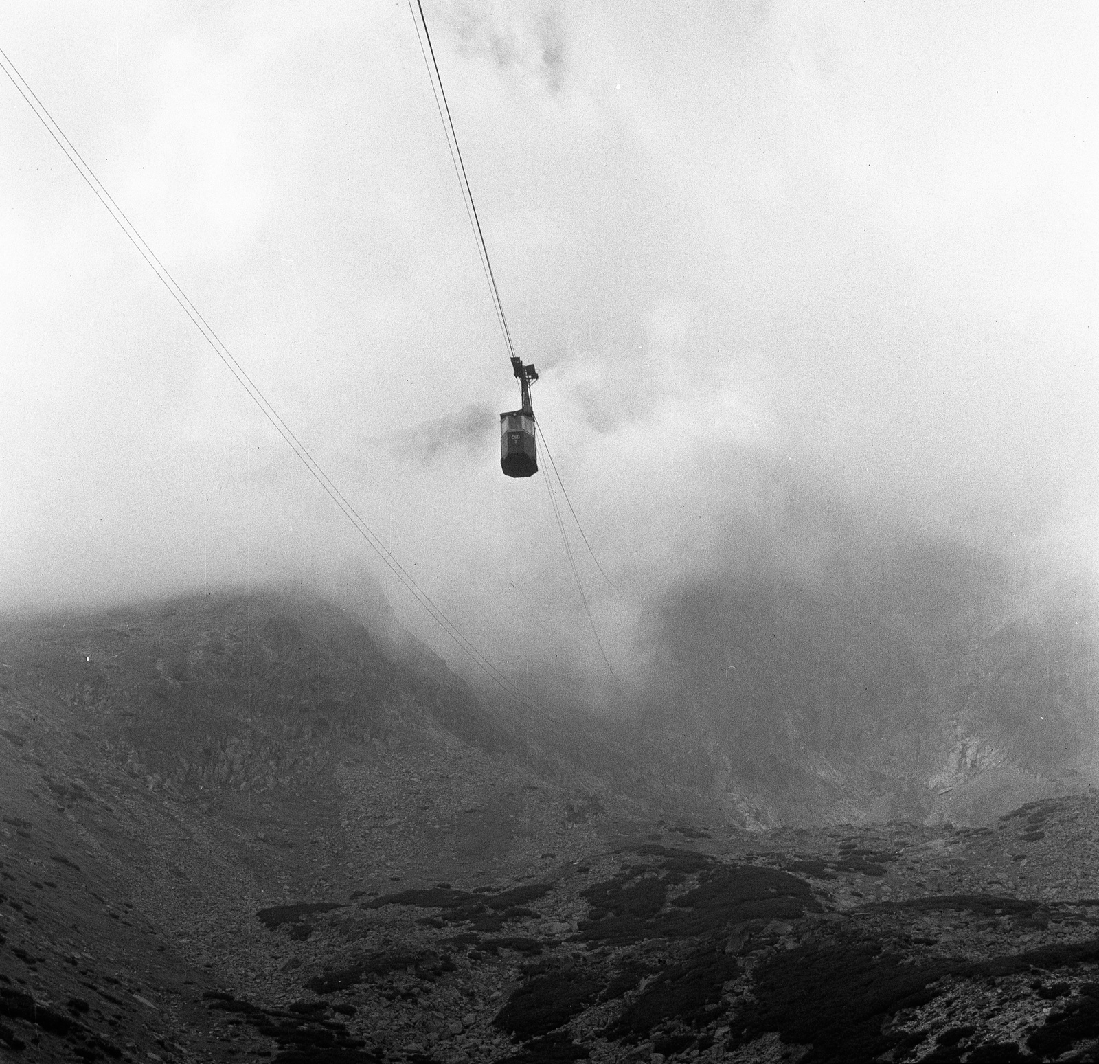 Slovakia, Vysoké Tatry, a Lomnici-csúcsra vivő lanovka., 1965, Nagy Gyula, Czechoslovakia, cableway, Tatra Mountains, Fortepan #59903