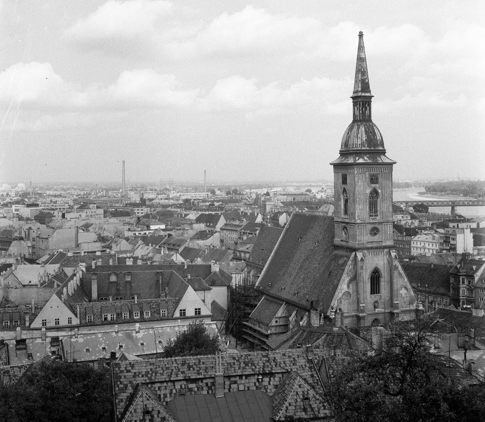Szlovákia, Pozsony, kilátás a várból, jobbra a Szent Márton koronázó templom., 1965, Nagy Gyula, Csehszlovákia, látkép, székesegyház, madártávlat, Fortepan #59910
