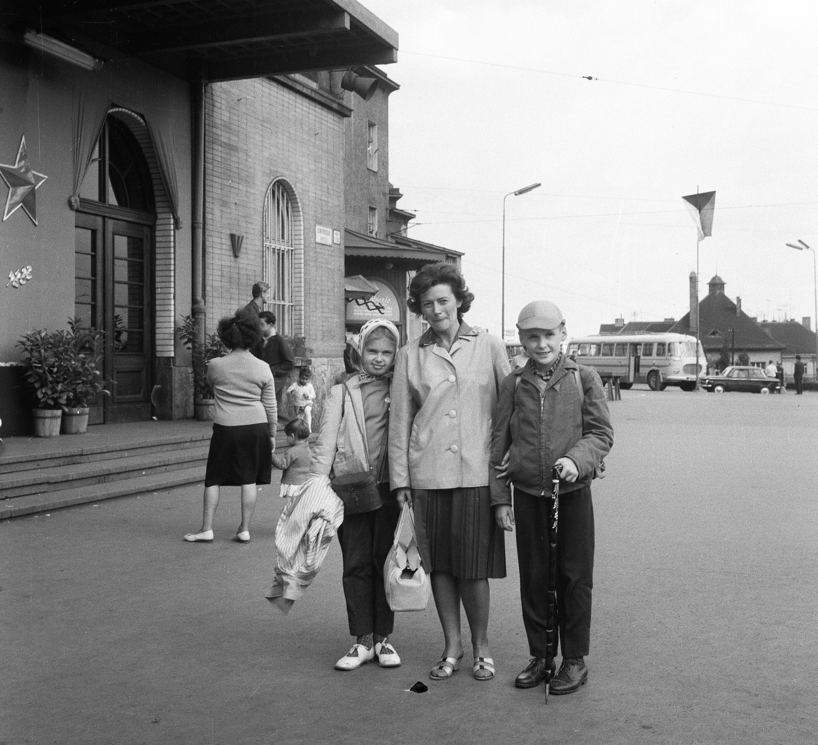 Slovakia, Bratislava, főpályaudvar., 1965, Nagy Gyula, Czechoslovakia, bus, flag, Czechoslovak brand, Skoda-brand, political decoration, train station, Red Star, shepherd's axe, automobile, flag pole, Ferenc Pfaff-design, Fortepan #59912