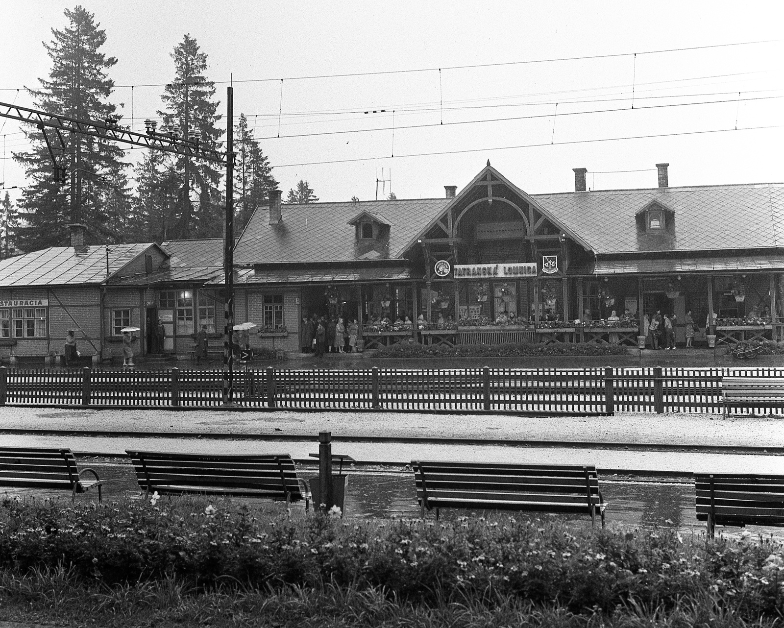 Slovakia, Tatranská Lomnicá,Vysoké Tatry, a Tátrai Villamos Vasút (TEŽ) állomása., 1965, Nagy Gyula, Czechoslovakia, train station, place-name signs, Tatra Mountains, Fortepan #59913