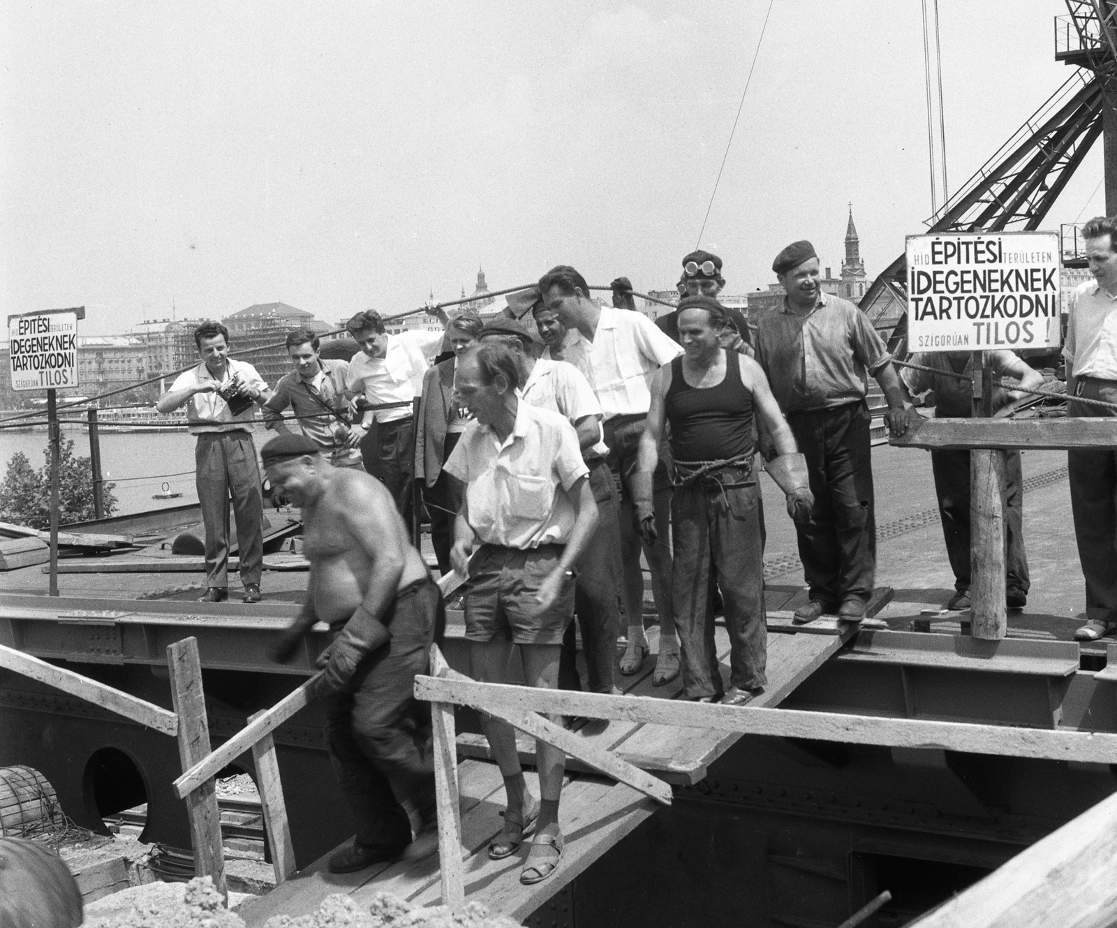 Hungary, Budapest I., az Erzsébet híd építése, a szerkezetkész állapot ünneplése a budai hídfőnél., 1964, Nagy Gyula, bridge building, Budapest, suspension bridge, Duna-bridge, Pál Sávoly-design, Fortepan #59915