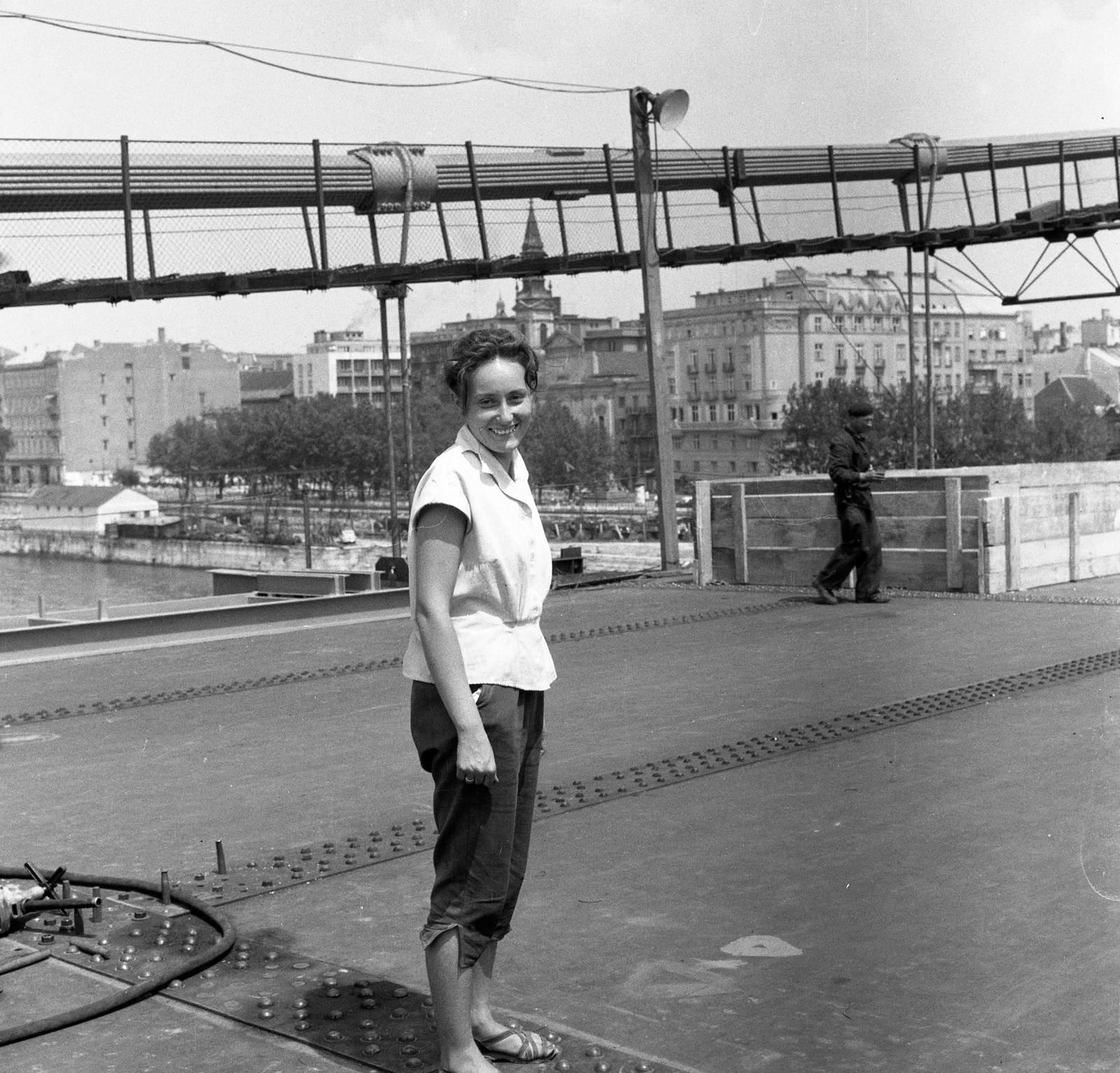 Hungary, Budapest V., az Erzsébet híd építése, háttérben a Március 15. tér és a Petőfi tér épületei., 1964, Nagy Gyula, Budapest, Duna-bridge, Fortepan #59919