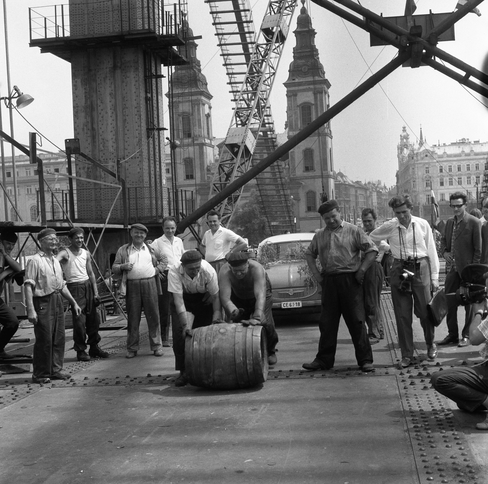 Hungary, Budapest V., az Erzsébet híd építése, hordógurítás a szerkezetkész állapot ünneplésekor. A felvétel 1964. július 15-én készült., 1964, Nagy Gyula, barrel, bridge building, Budapest, Duna-bridge, Fortepan #59920