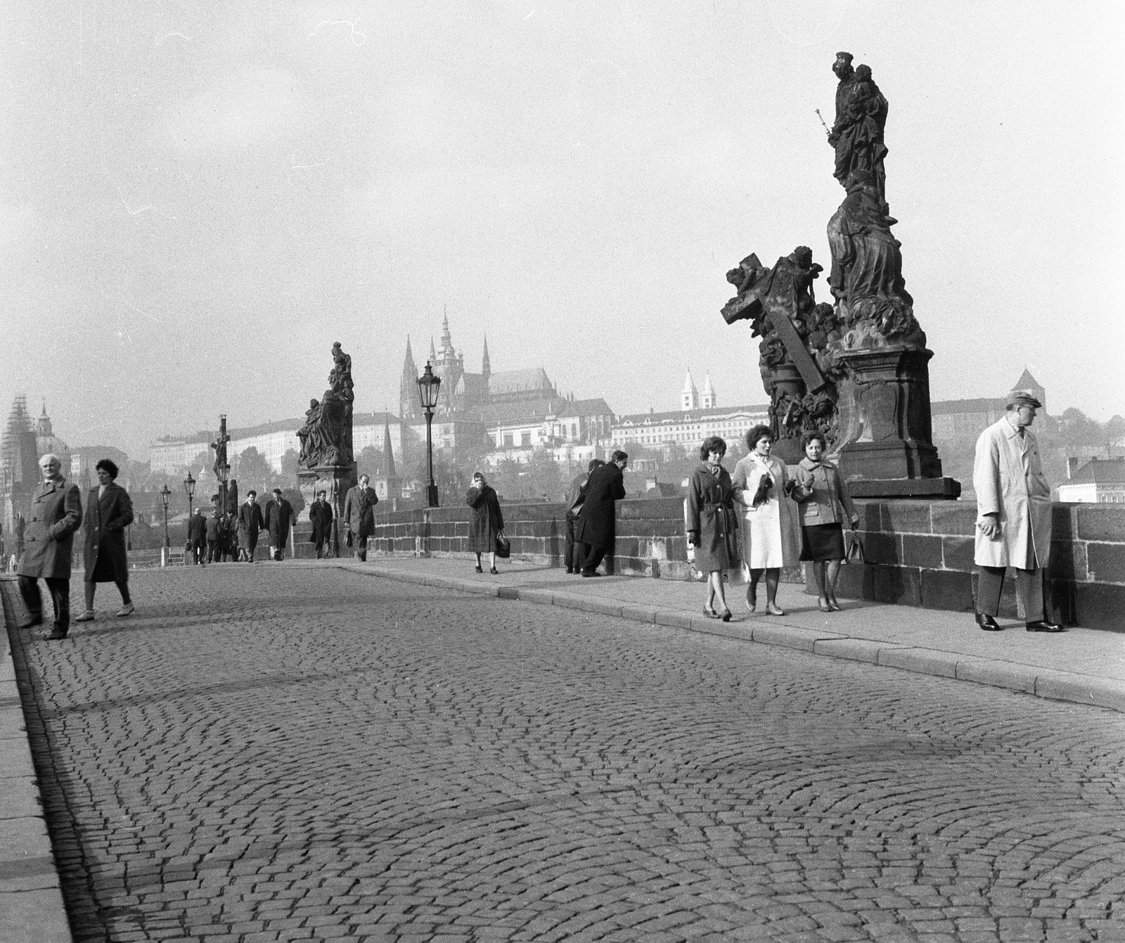 Czech Republik, Prague, Károly híd, háttérben a Hradzsin., 1965, Nagy Gyula, Czechoslovakia, castle, bridge, lamp post, cobblestones, crucifix, stone bridge, Cathedral, sculptural group, arch bridge, Peter Parler-design, Matthias of Arras-design, Fortepan #59921