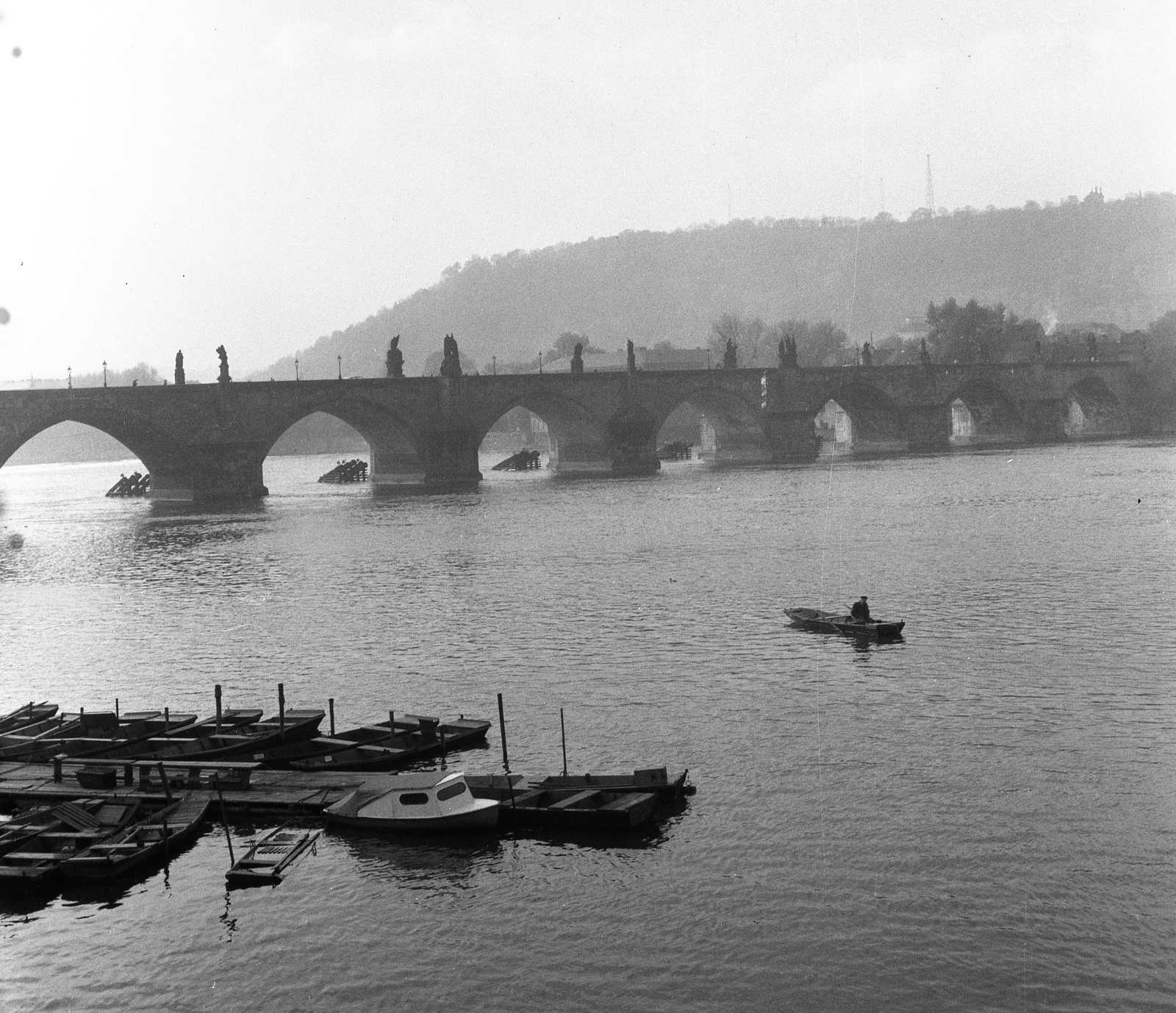 Czech Republik, Prague, Károly híd., 1965, Nagy Gyula, Czechoslovakia, bridge, boat, motorboat, stone bridge, sculptural group, arch bridge, Peter Parler-design, Fortepan #59922