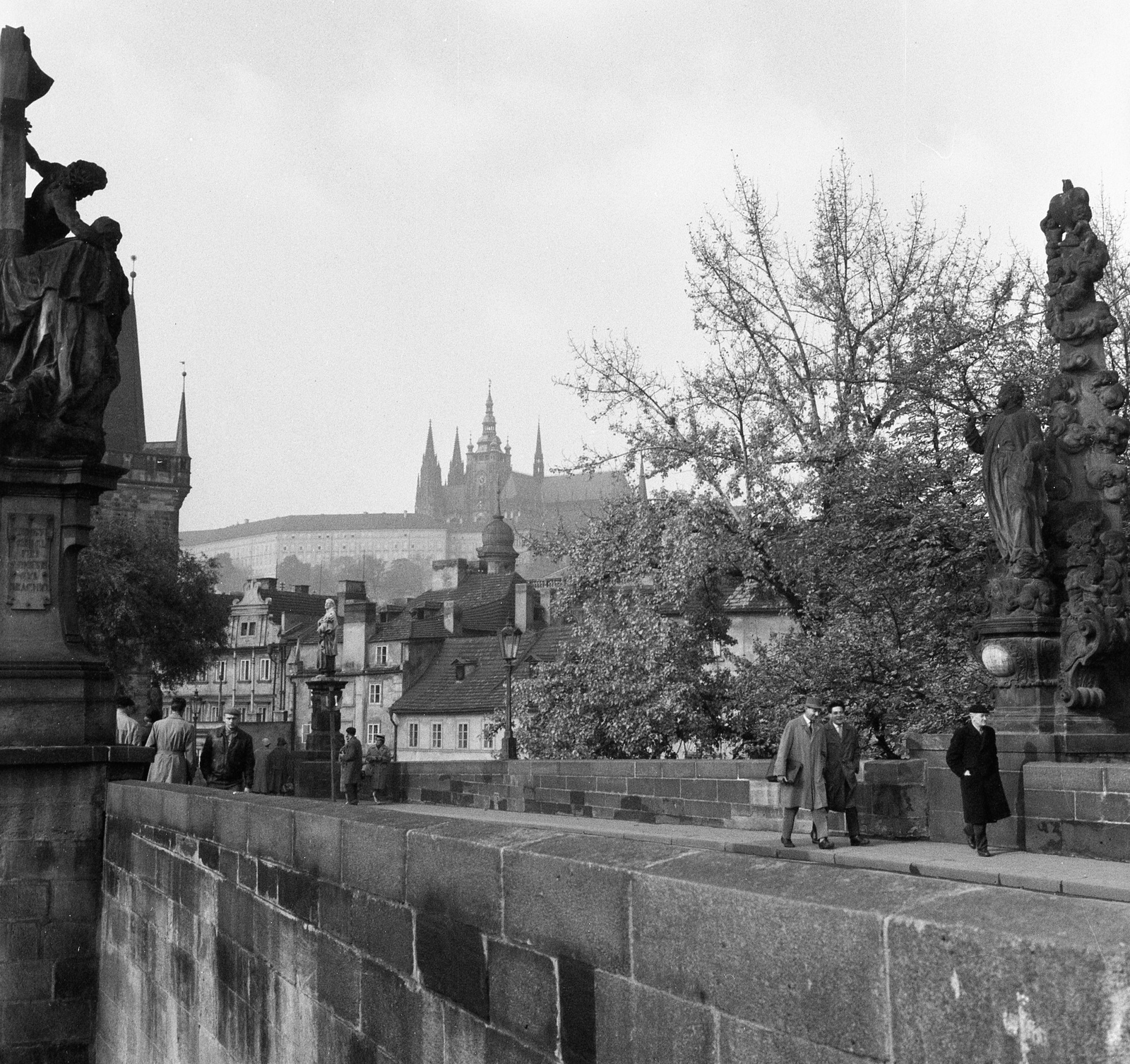 Csehország, Prága, Károly híd, háttérben a Hradzsin., 1965, Nagy Gyula, Csehszlovákia, kastély, híd, szobor, kőhíd, székesegyház, szoborcsoport, Peter Parler-terv, Matyáš z Arrasu-terv, Fortepan #59923