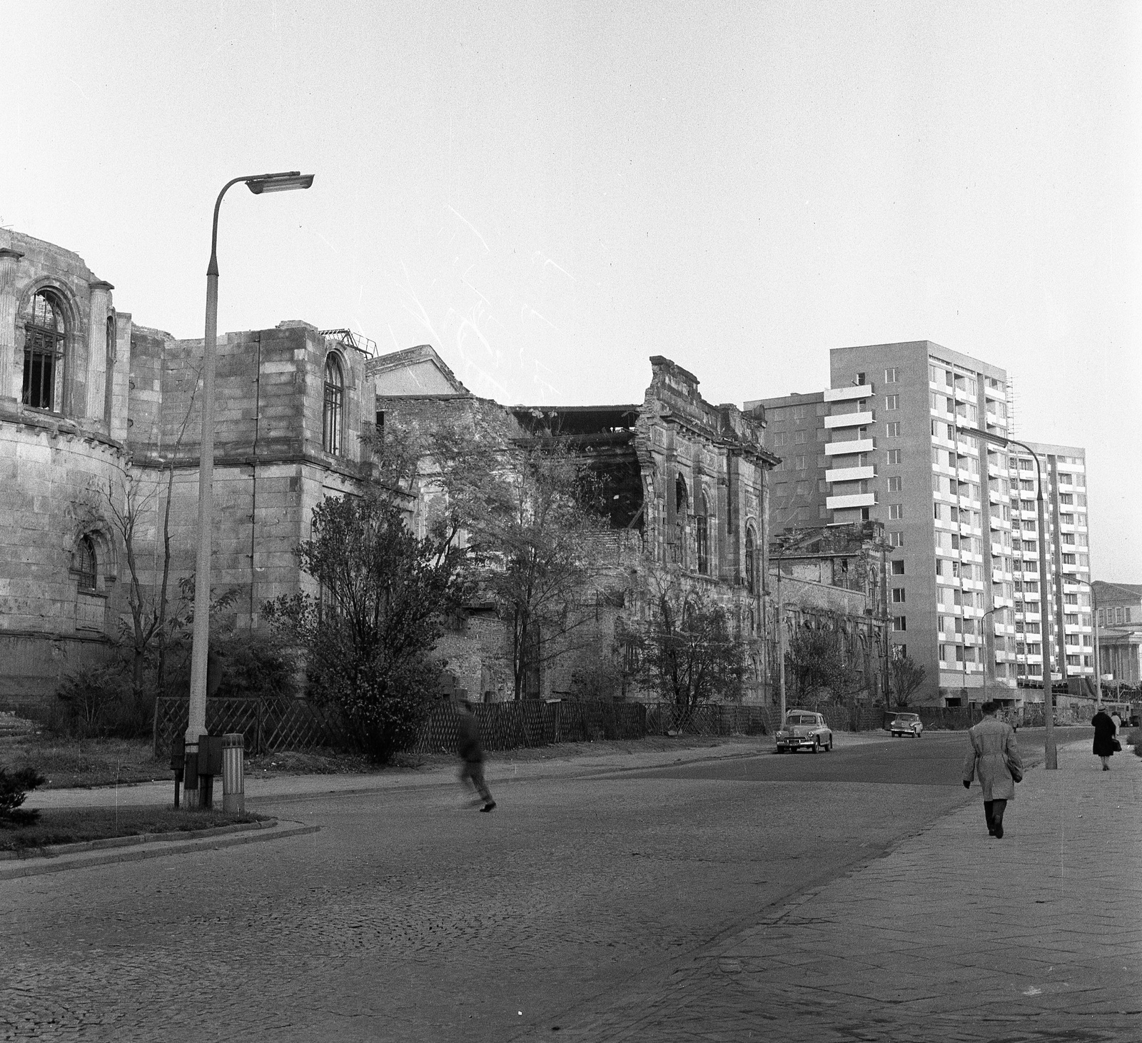 Poland, Warsaw, ulica Bielanska, balra a Reduta Bank (máig) romos épülete., 1965, Nagy Gyula, Fortepan #59930