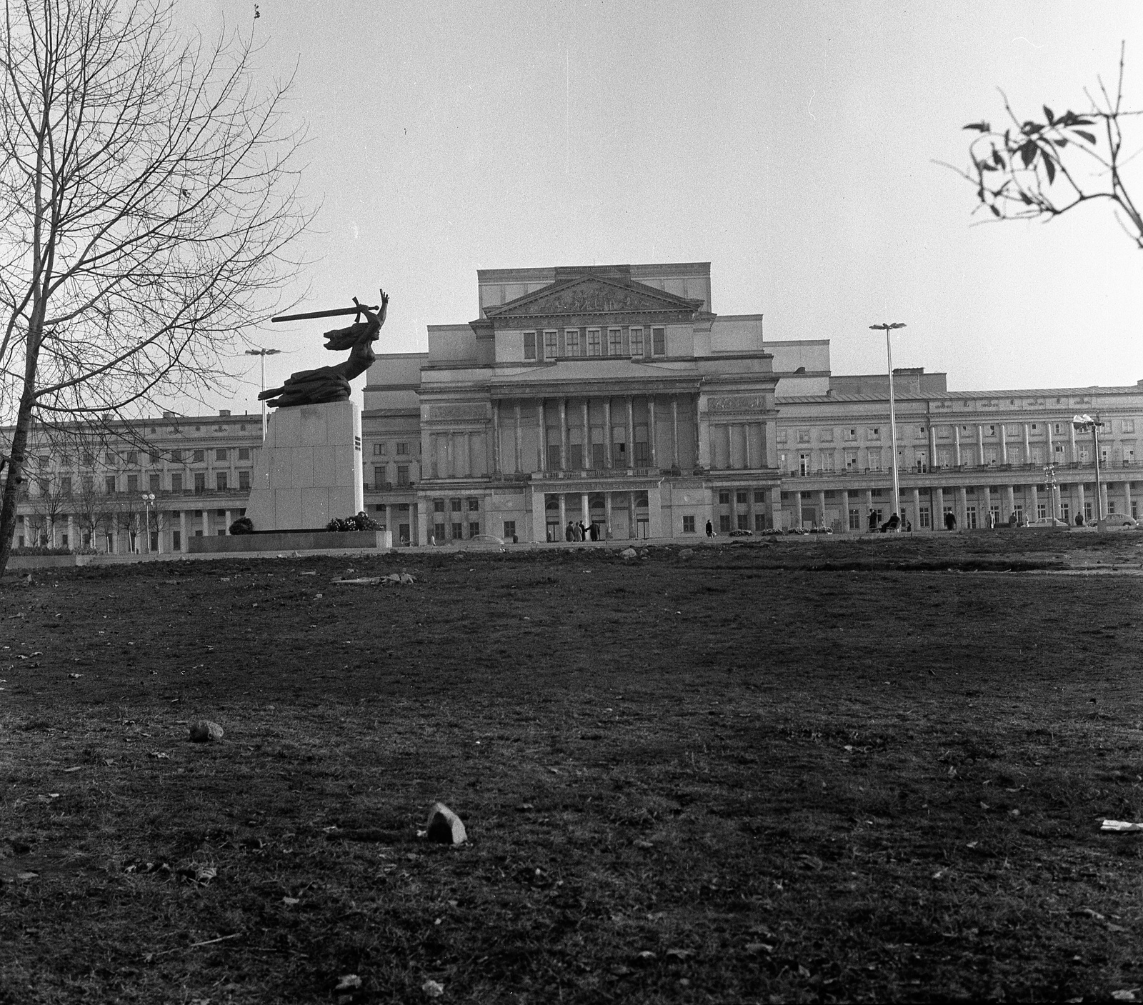 Poland, Warsaw, Plac Teatralny, Nagyszínház (Teatr Wielki), előtérben a "Varsói Hősök 1939-1945" emlékmű., 1965, Nagy Gyula, sculpture, theater, Chrystian Piotr Aigner-design, Antonio Corazzi-design, Fortepan #59933