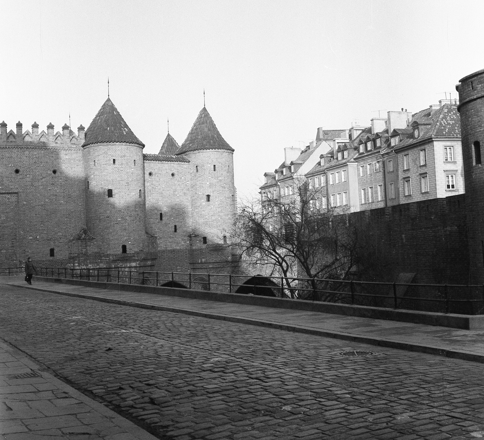 Poland, Warsaw, a barbakán az ulica Podwale felől nézve., 1965, Nagy Gyula, street view, barbican, Fortepan #59935