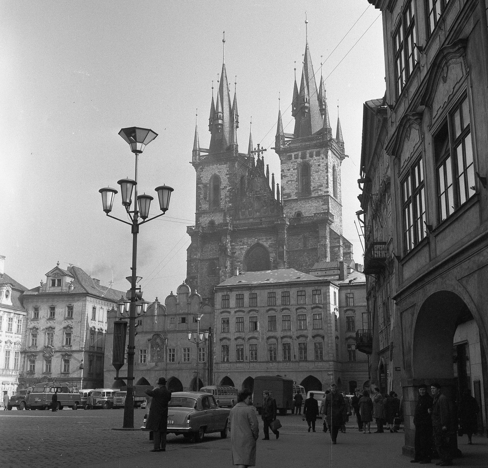 Czech Republik, Prague, Óváros tér (Staromestske namesti), Týn-templom., 1965, Nagy Gyula, Czechoslovakia, church, GAZ-brand, lamp post, Catholic Church, gothic, M21 Wolga, cloister, Peter Parler-design, Matthias of Arras-design, Fortepan #59938