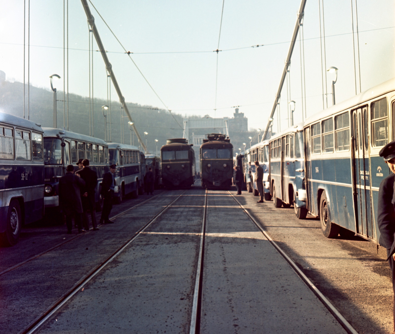 Hungary, Budapest V., az Erzsébet híd terheléspróbája, a pesti hídfőtől Buda felé nézve., 1964, Nagy Gyula, colorful, bridge, bus, Ikarus 620, load testing, Budapest, suspension bridge, Duna-bridge, Pál Sávoly-design, Fortepan #59956
