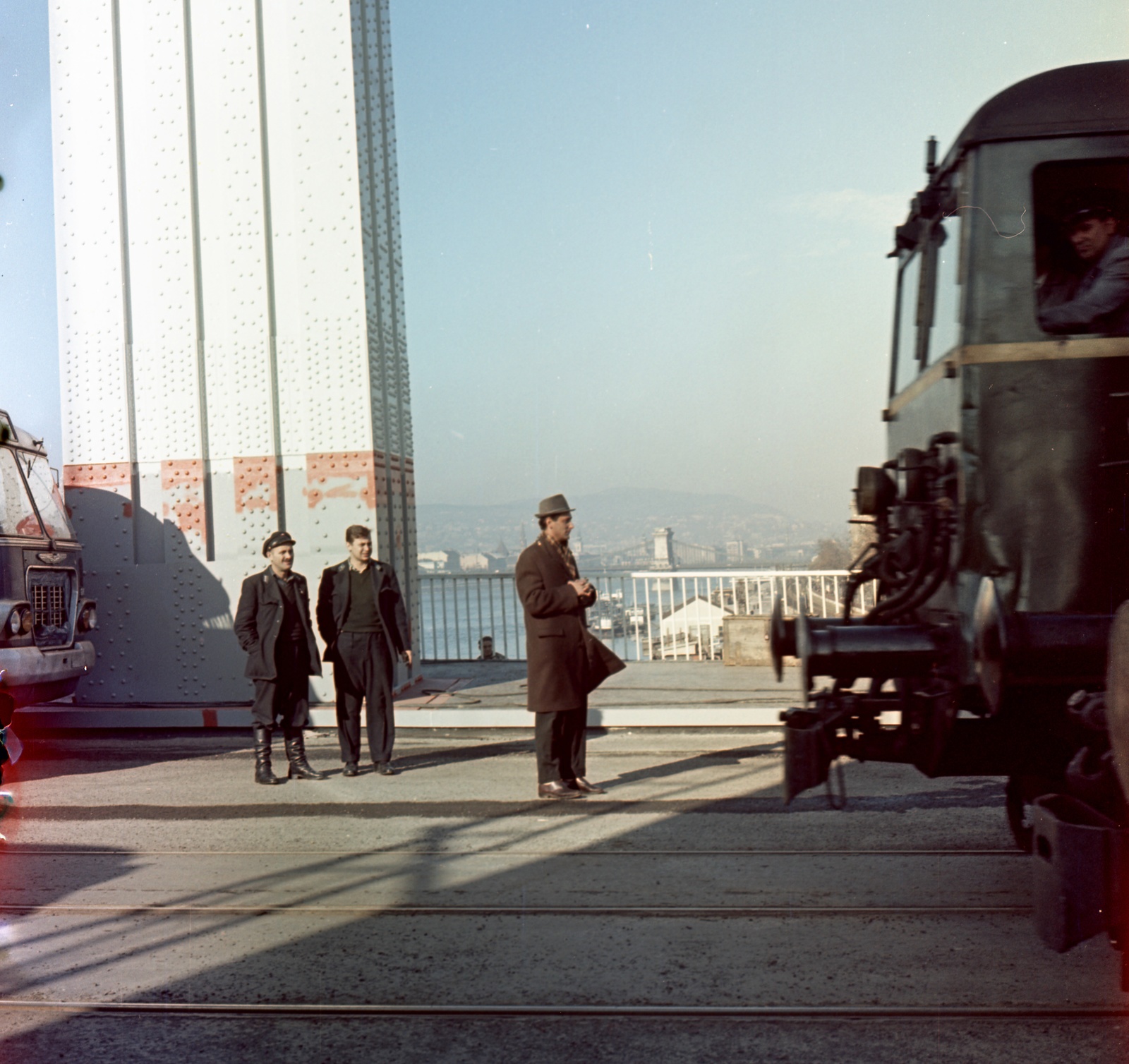 Hungary, Budapest V., az Erzsébet híd pesti hídfője a híd terheléspróbájakor., 1964, Nagy Gyula, colorful, bridge, Ikarus 620, load testing, Budapest, suspension bridge, Duna-bridge, Pál Sávoly-design, BHÉV DL VII-model, Fortepan #59957