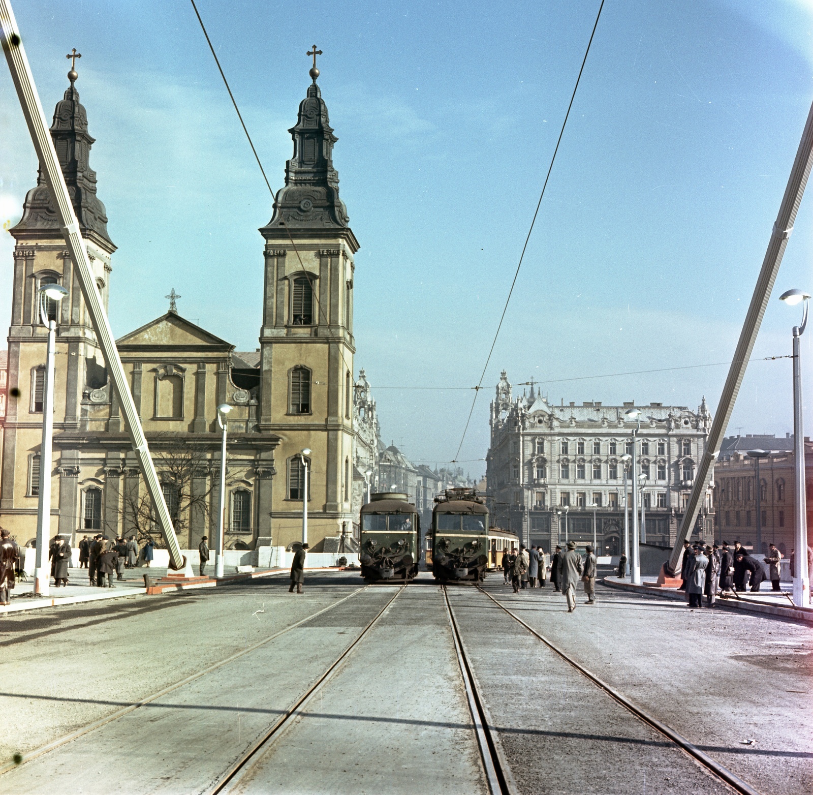 Magyarország, Budapest V., az Erzsébet híd terheléspróbája, pesti hídfőtől a Belvárosi templom és a Szabad sajtó út felé nézve., 1964, Nagy Gyula, színes, híd, hídépítés, terheléspróba, Budapest, Duna-híd, Fortepan #59959