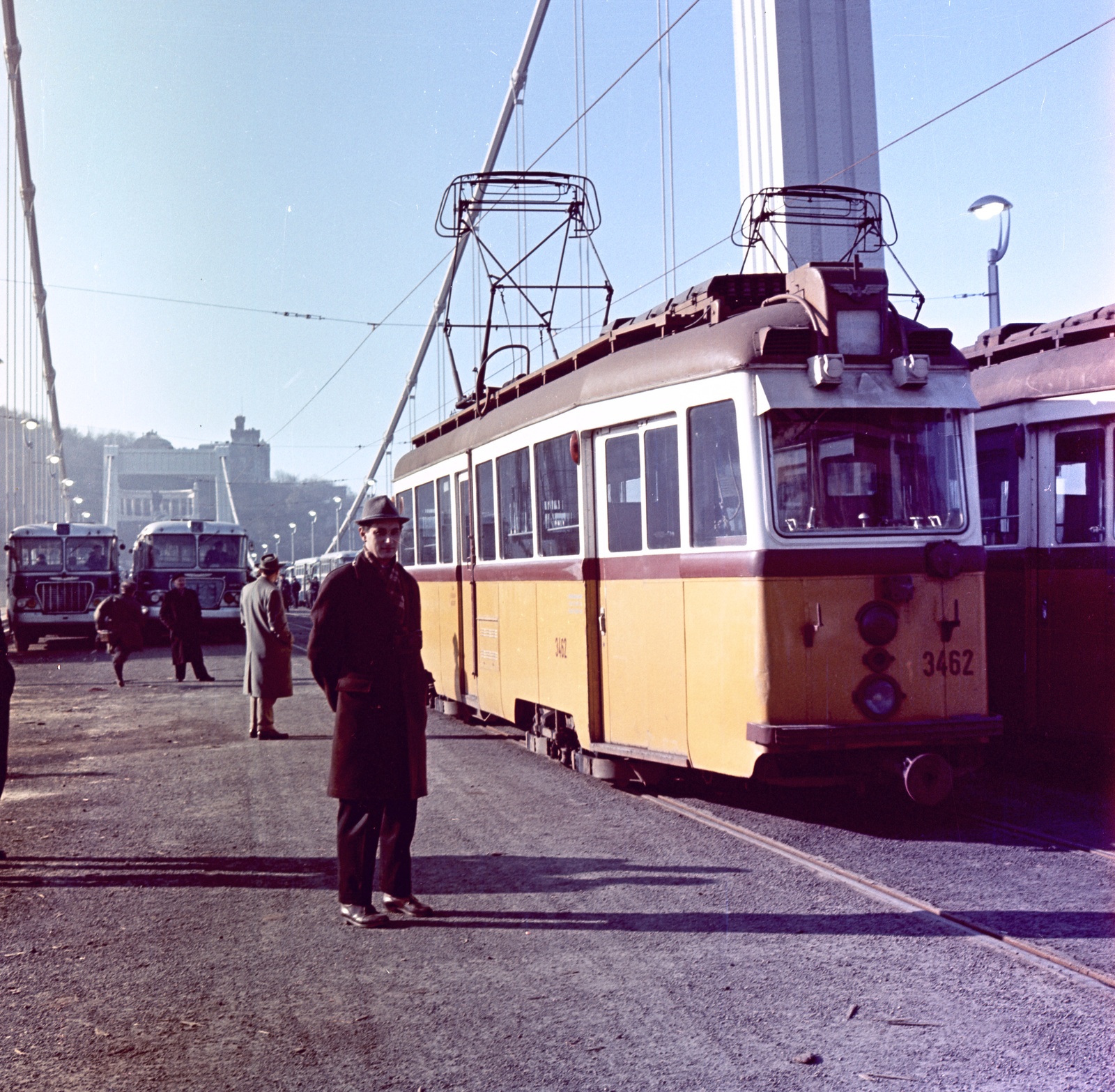 Magyarország, Budapest V., az Erzsébet híd terheléspróbája, a pesti hídfőtől Buda felé nézve., 1964, Nagy Gyula, színes, híd, Ikarus-márka, villamos, Ganz UV, terheléspróba, Budapest, függőhíd, Duna-híd, Sávoly Pál-terv, Fortepan #59963