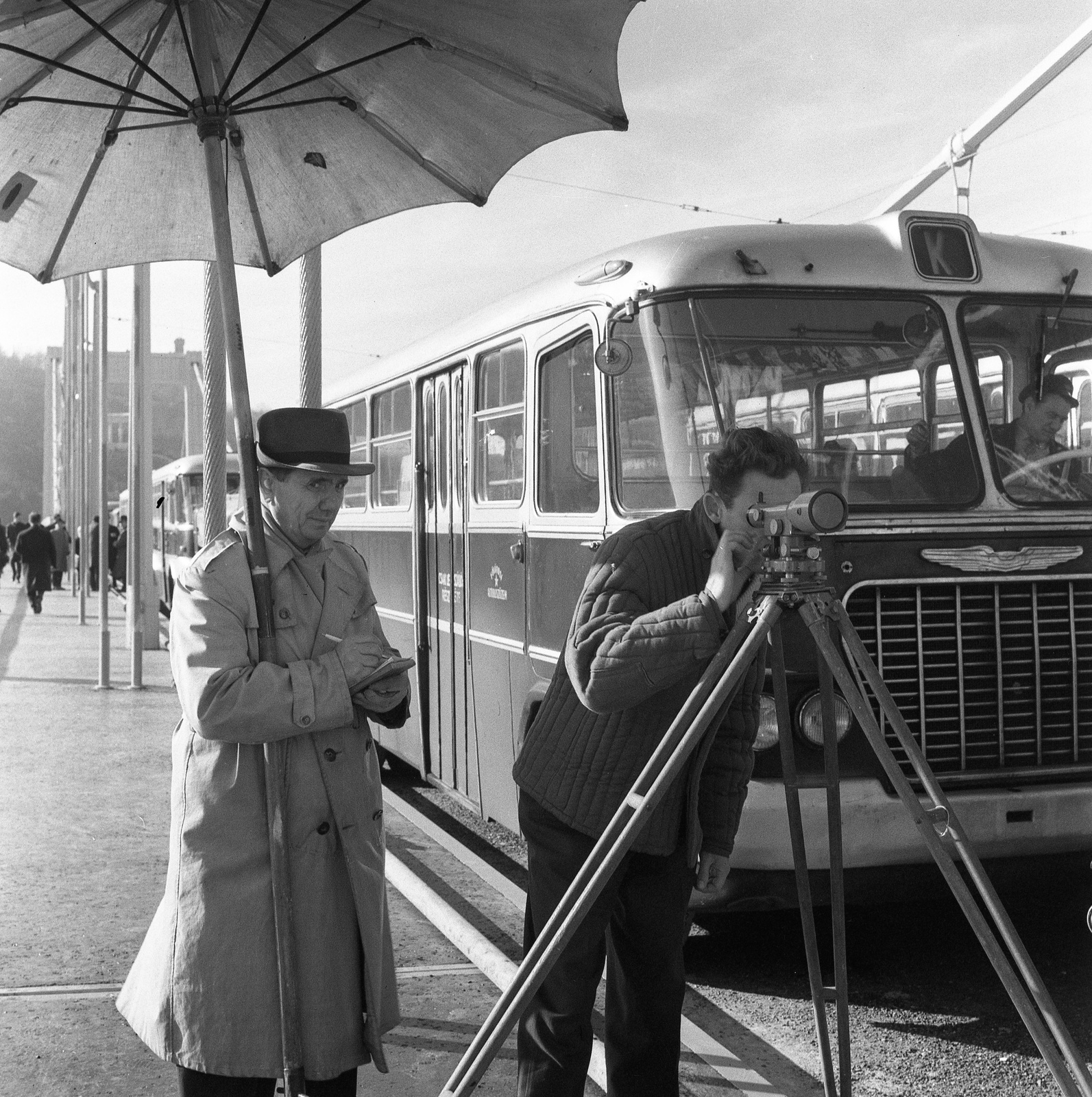 Magyarország, Budapest V., az Erzsébet híd terheléspróbája. Háttérben a Gellért-hegy., 1964, Nagy Gyula, híd, autóbusz, magyar gyártmány, Ikarus-márka, Ikarus 620/630, terheléspróba, Budapest, Fortepan #59966