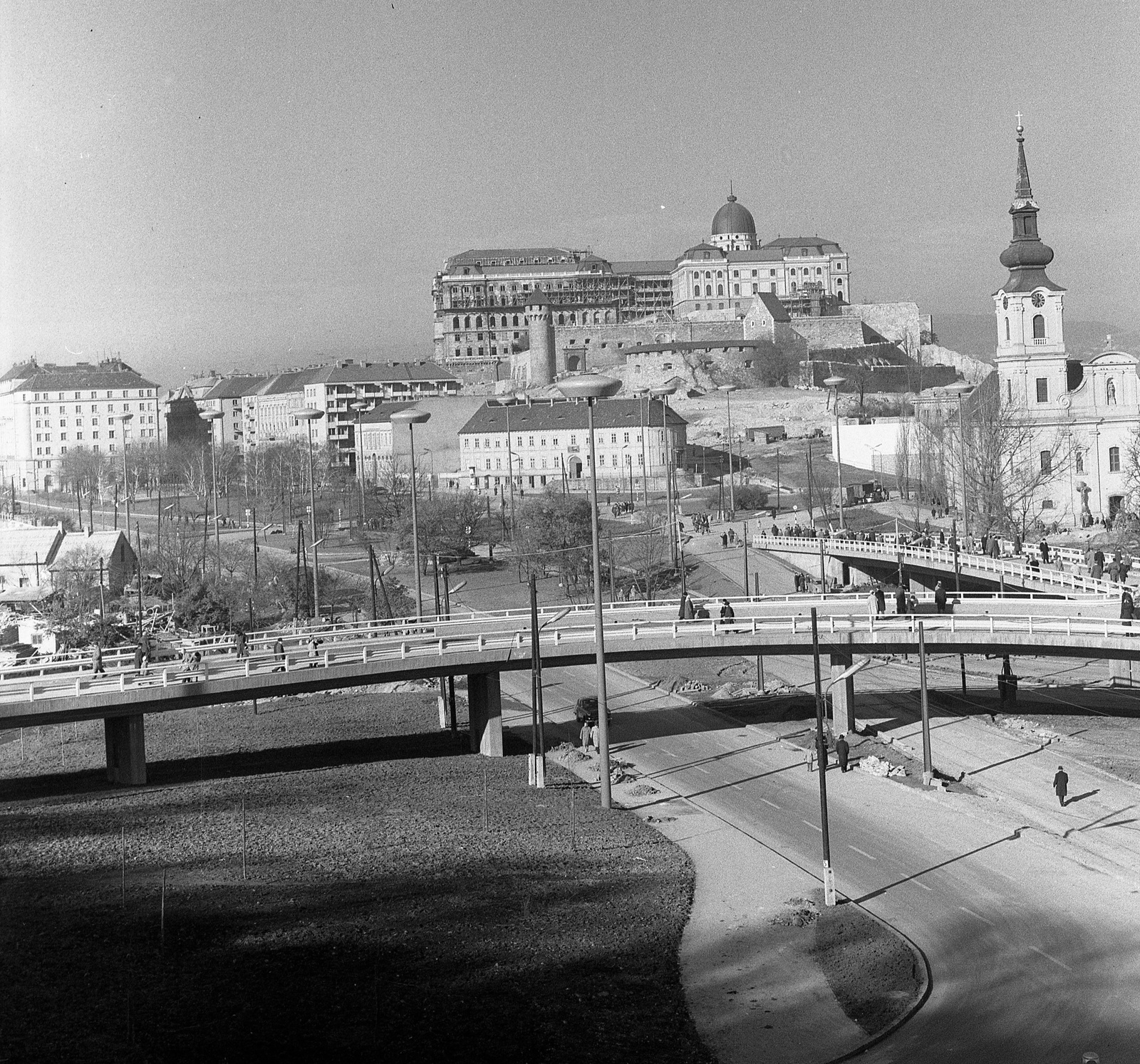 Magyarország, Budapest I., Döbrentei tér, az Erzsébet híd lehajtója. Szemben a Budavári Palota (korábban Királyi Palota)., 1964, Nagy Gyula, híd, Budapest, Fortepan #59968