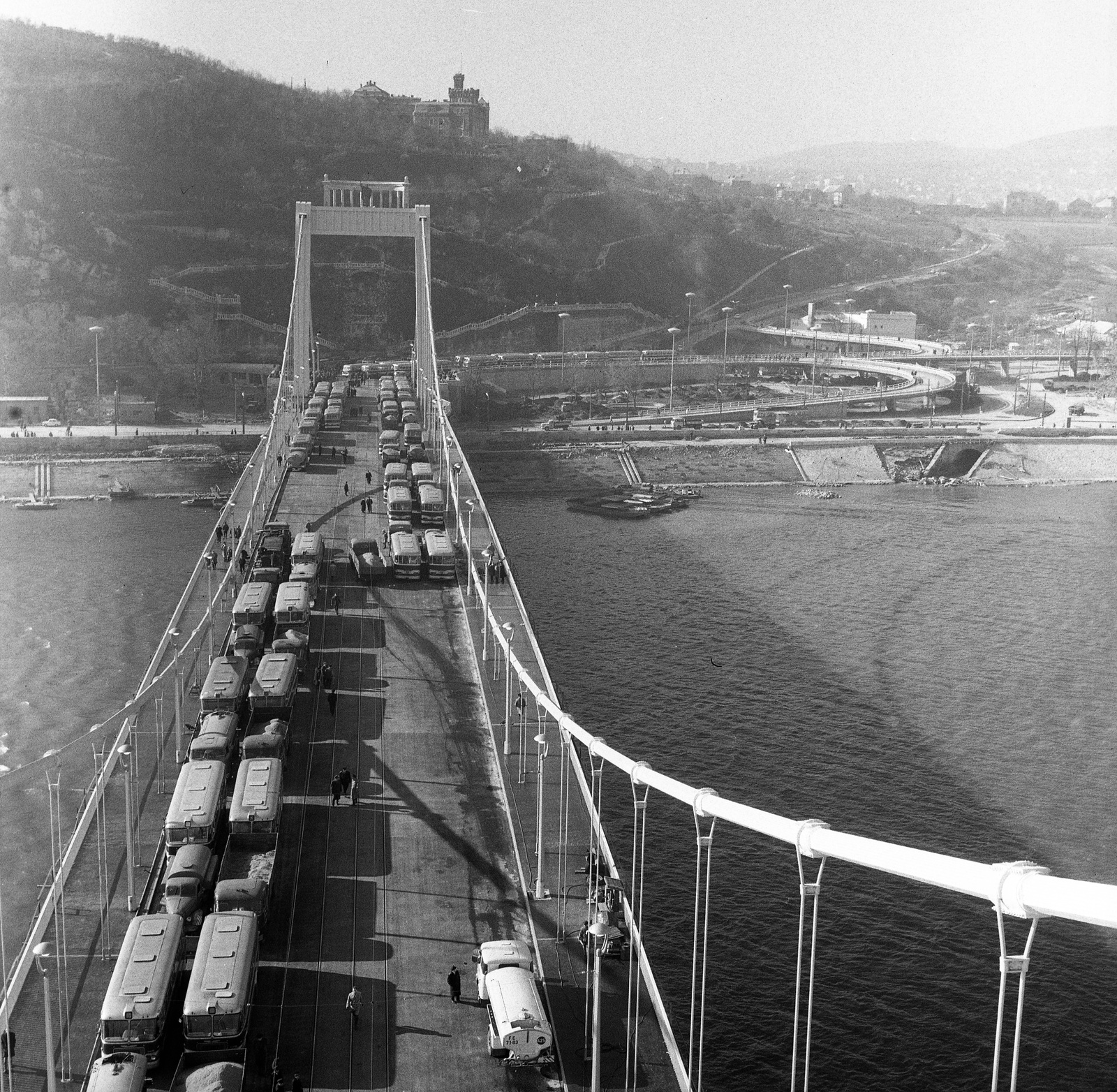 Hungary, Budapest V.,Budapest I., az Erzsébet híd terheléspróbája, a pesti kapuzatról Buda felé nézve., 1964, Nagy Gyula, bridge, Danube, load testing, Budapest, suspension bridge, Pál Sávoly-design, Fortepan #59969