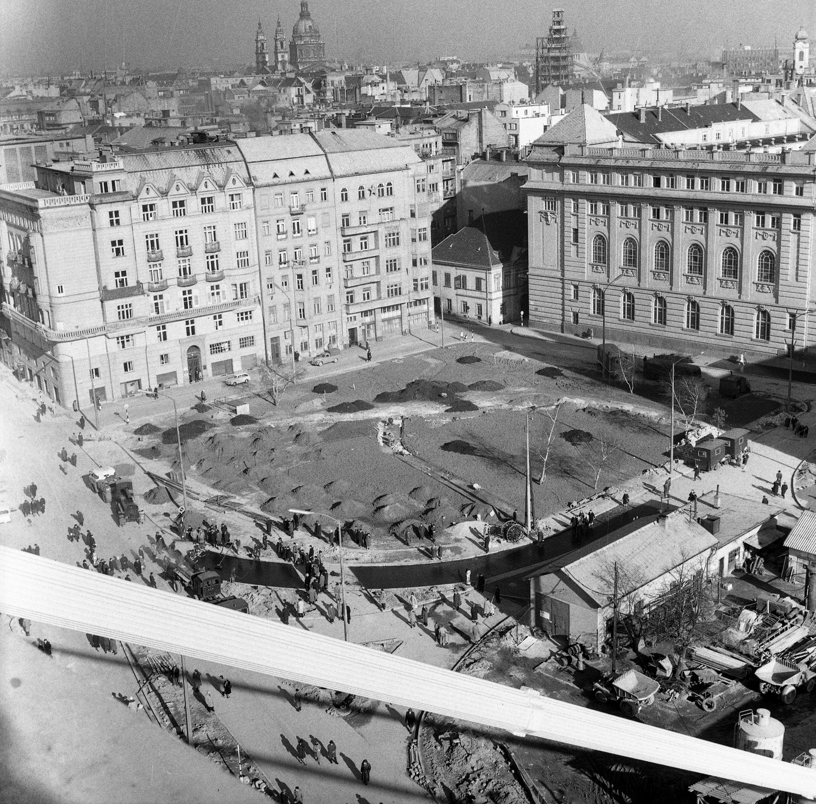 Magyarország, Budapest V., Március 15. tér az épülő Erzsébet híd pesti kapuzatáról nézve., 1964, Nagy Gyula, Budapest, Fortepan #59970