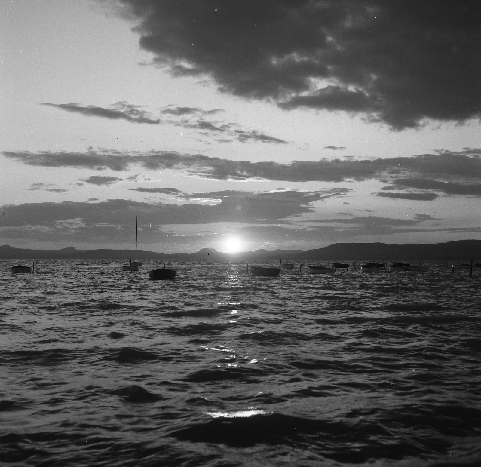 Hungary, Balatonlelle, naplemente a kikötőből nézve., 1966, Nagy Gyula, dusk, Fortepan #59975