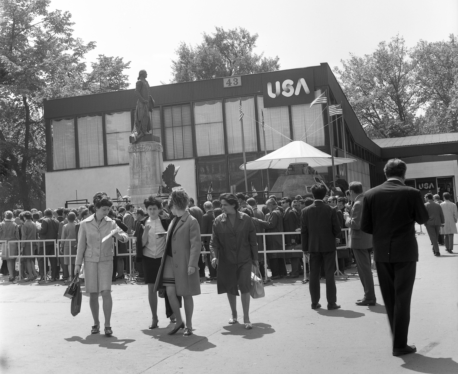 Hungary, Budapest XIV., George Washington szobra és az Apollo 10 kabinja az Amerikai Egyesült Államok pavilonjánál., 1970, Nagy Gyula, flag, exhibition, flag pole, Budapest, Apollo spaceship, George Washington-portrayal, Fortepan #59981