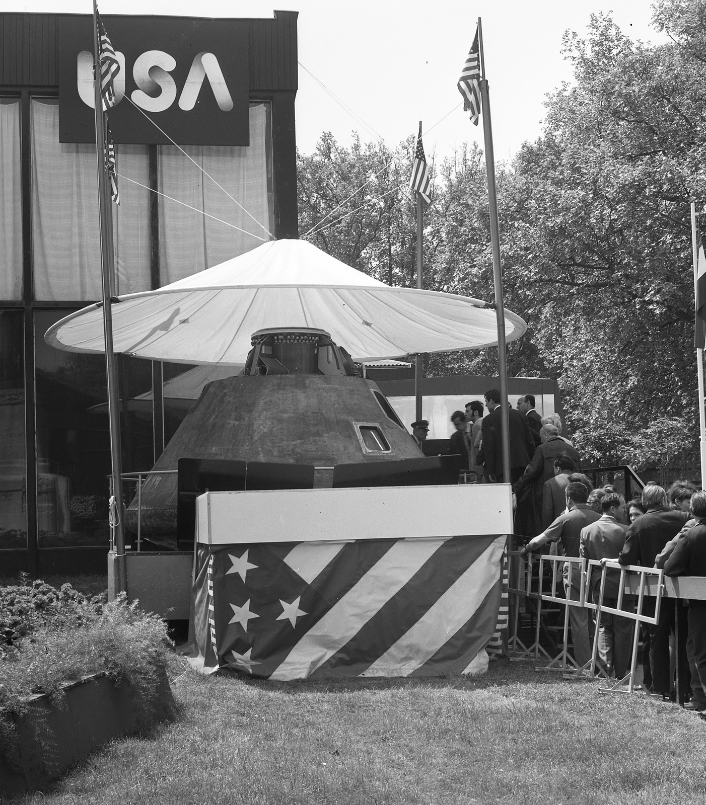 Hungary, Budapest XIV., az Amerikai Egyesült Államok pavilonja, előtte az Apollo 10 kabinja., 1970, Nagy Gyula, flag, exhibition, flag pole, Budapest, Apollo spaceship, Fortepan #59985