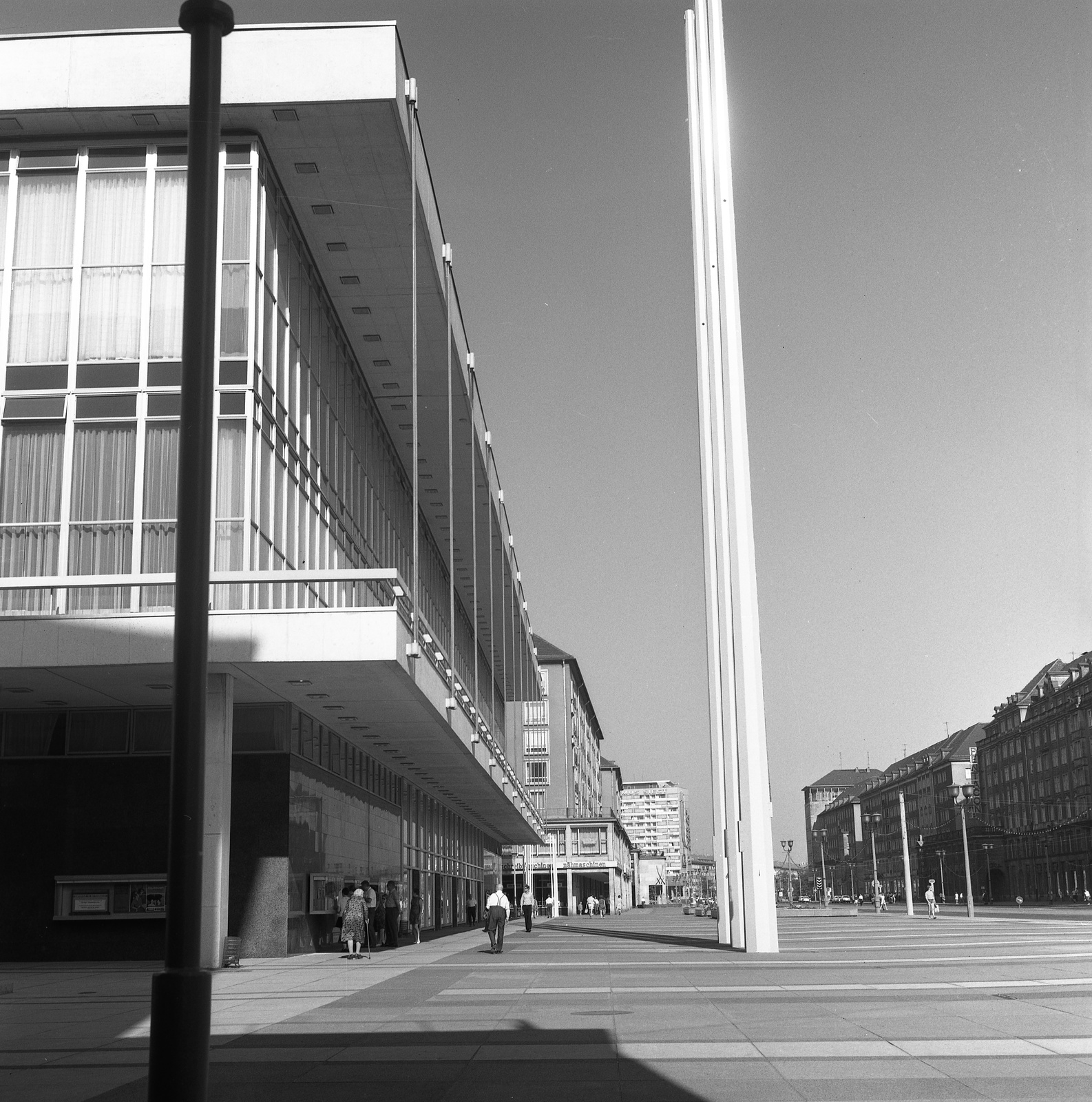 Germany, Dresden, Wilsdruffer Strasse (Ernst-Thälmann-Strasse), balra a Kulturpalast., 1970, Nagy Gyula, GDR, Fortepan #59996