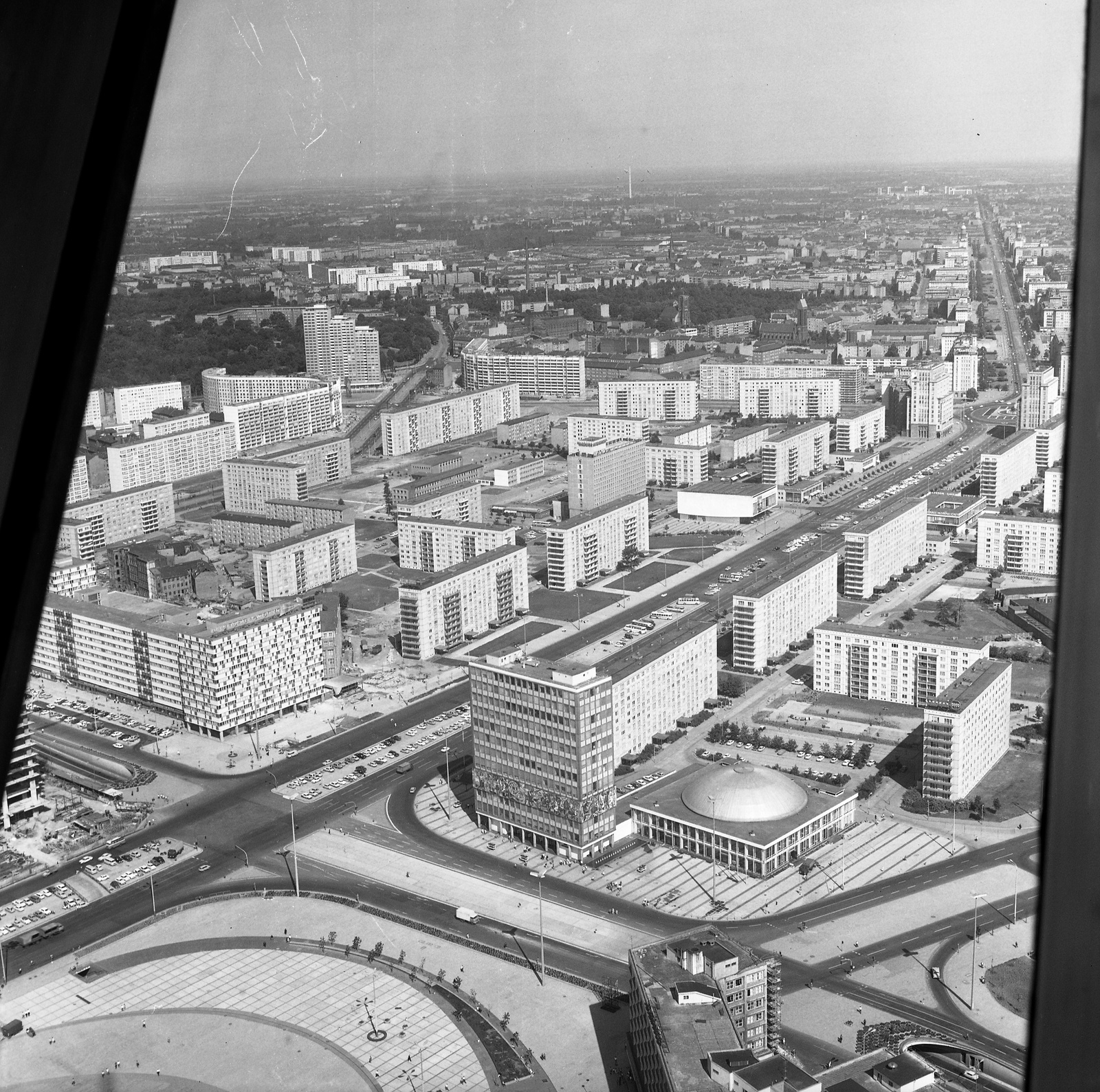 Germany, Berlin, Kelet-Berlin, kilátás a TV toronyból, előtérben az Alexanderplatz, mögötte a Karl Marx Allee., 1970, Nagy Gyula, GDR, socialist realism, modern architecture, wall painting, Hermann Henselmann-design, Walter Womacka-design, Fortepan #59997