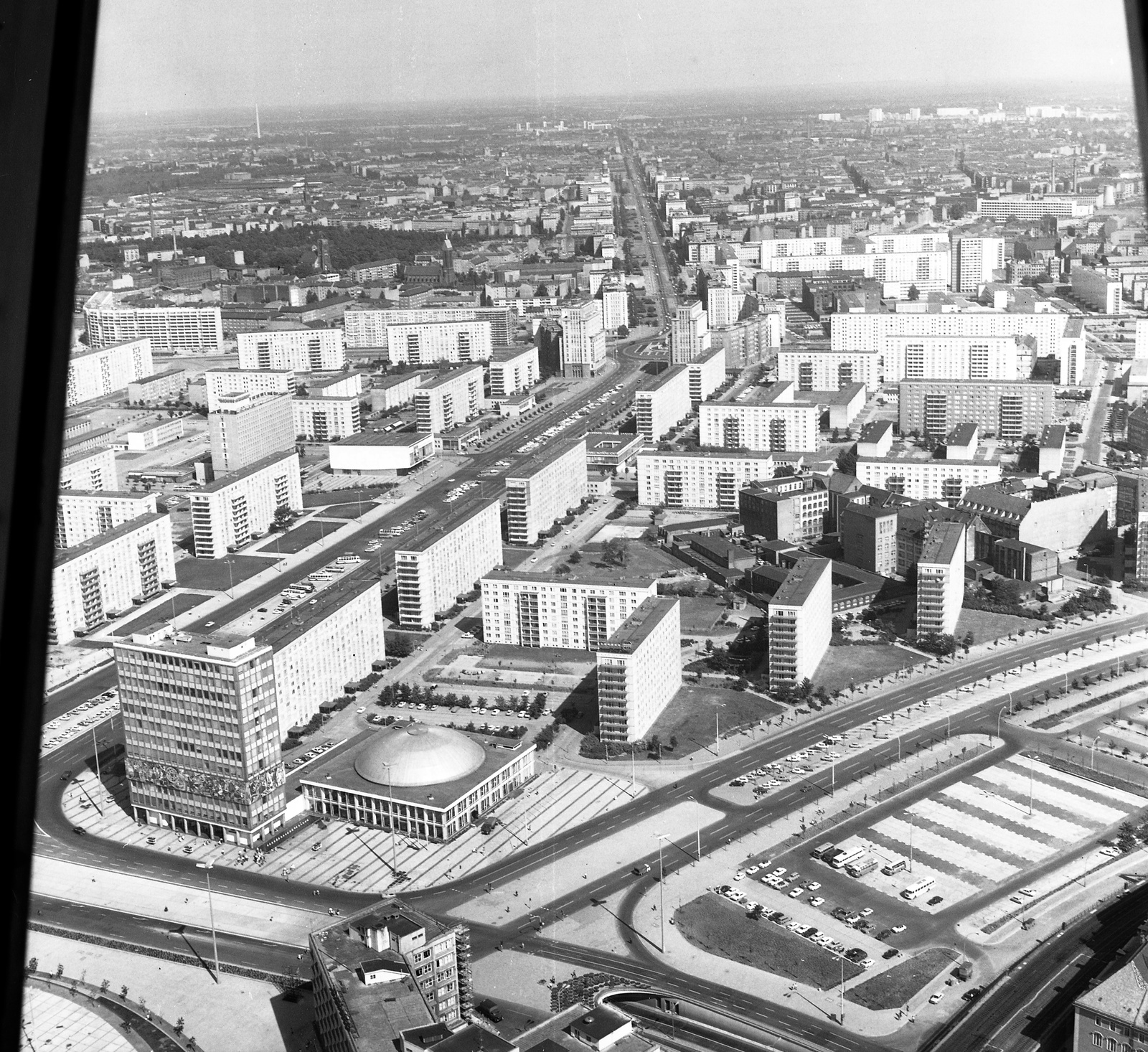 Germany, Berlin, Kelet-Berlin, kilátás a TV toronyból, balra a Karl Marx Allee, jobbra az Alexanderstrasse., 1970, Nagy Gyula, GDR, Fortepan #59998