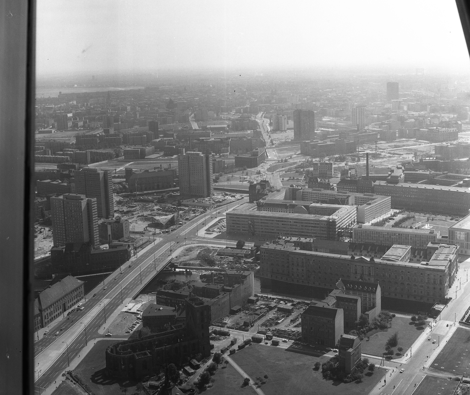 Németország, Berlin, Kelet-Berlin, kilátás a TV toronyból a Múzeum-sziget felé. Balra a Mühlendamm, jobbra a Rathausstrasse, előtérben a romos Nikolaikirche., 1970, Nagy Gyula, NDK, Fortepan #60003