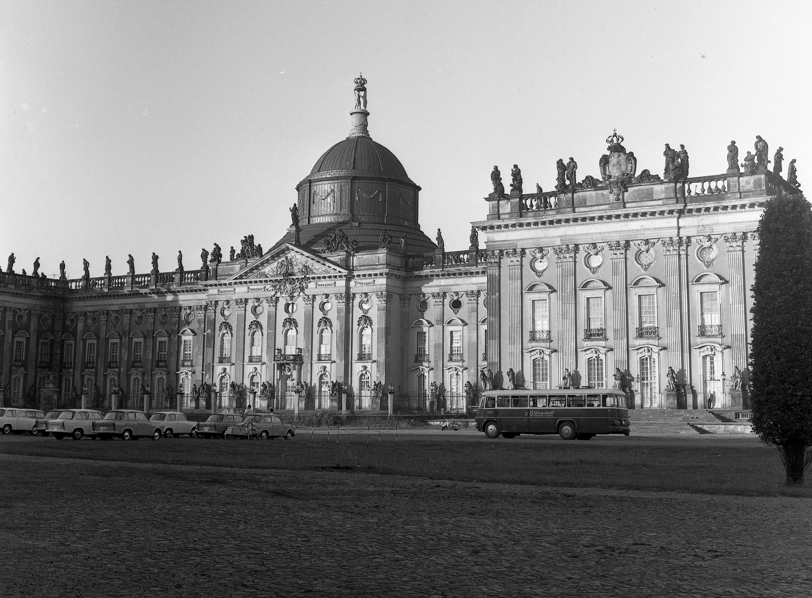 Germany, Potsdam, a Sanssouci-kastély parkja, szemben a Neues Palais. Jobb szélen egy Ikarus 630 típusú autóbusz áll., 1970, Nagy Gyula, bus, German brand, Trabant-brand, GDR, Baroque-style, automobile, World Heritage, rococo architecture, Carl von Gontard-design, Johann Gottfried Büring-design, Heinrich Ludwig Manger-design, Fortepan #60011