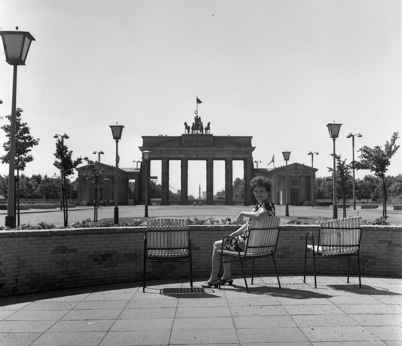 Germany, Berlin, Kelet-Berlin, a Brandenburgi kapu az Unter den Linden felől nézve., 1970, Nagy Gyula, monument, GDR, Berlin Wall, East-Berlin, Neoclassical architecture, Carl Gotthard Langhans-design, Fortepan #60015