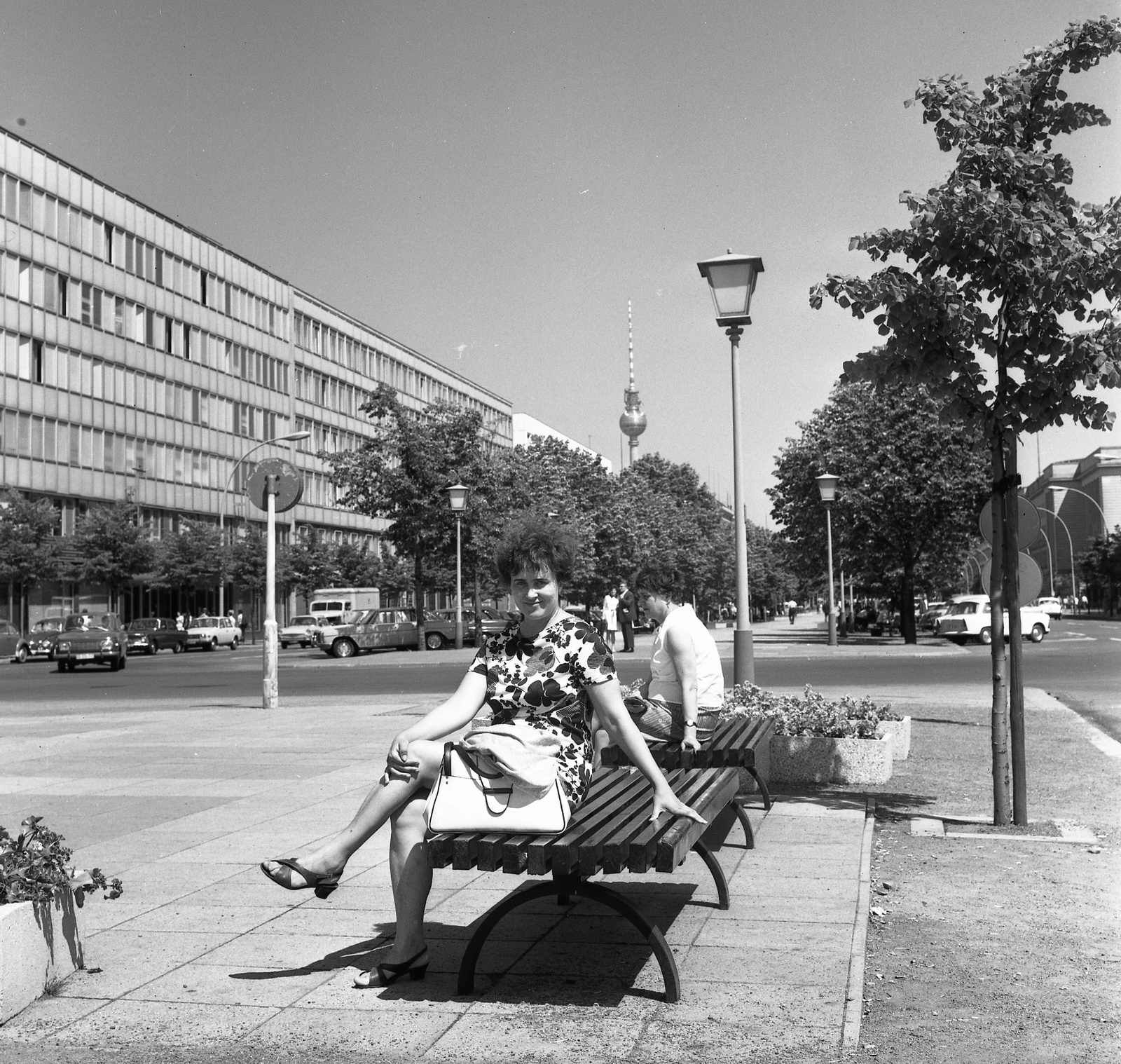 Germany, Berlin, Kelet-Berlin, Unter den Linden a Pariser Platz felől nézve. Távolban a TV torony., 1970, Nagy Gyula, Trabant-brand, Skoda-brand, Wartburg-brand, TV tower, car park, GDR, lamp post, East-Berlin, Hermann Henselmann-design, Fortepan #60016