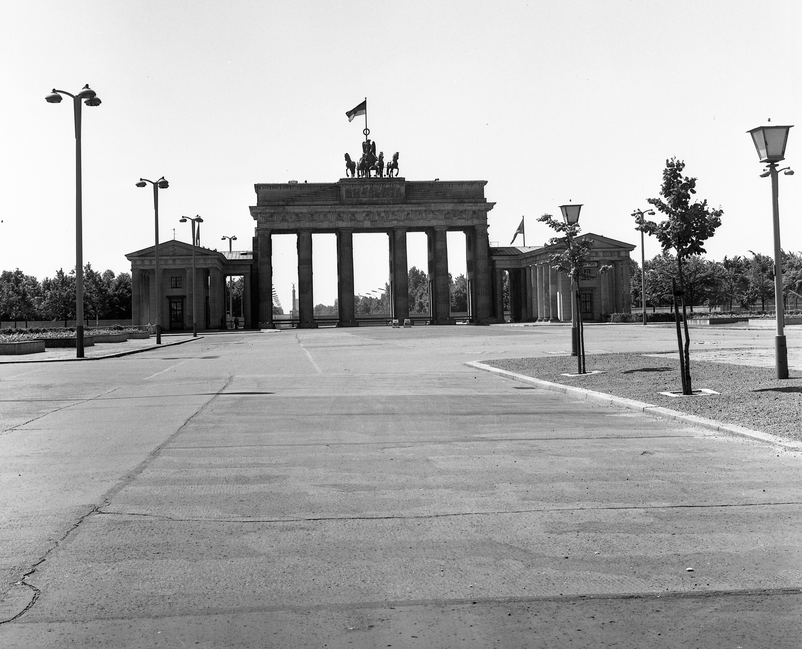 Germany, Berlin, Kelet-Berlin, Unter den Linden, szemben a Brandenburgi kapu., 1970, Nagy Gyula, monument, GDR, Berlin Wall, East-Berlin, Neoclassical architecture, Carl Gotthard Langhans-design, Fortepan #60017
