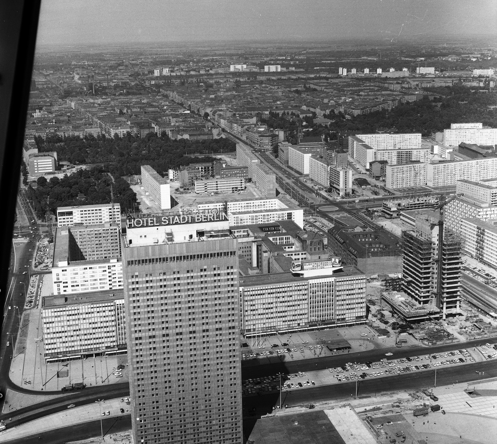 Germany, Berlin, Kelet-Berlin, kilátás a TV toronyból a Hotel Stadt Berlin felé, mögötte a Karl Marx Allee, balra a Karl-Liebknecht-Strasse., 1970, Nagy Gyula, construction, hotel, crane, GDR, high-rise building, East-Berlin, modern architecture, Roland Korn-design, Heinz Scharlipp-design, Hans Erich Bogatzky-design, Fortepan #60025