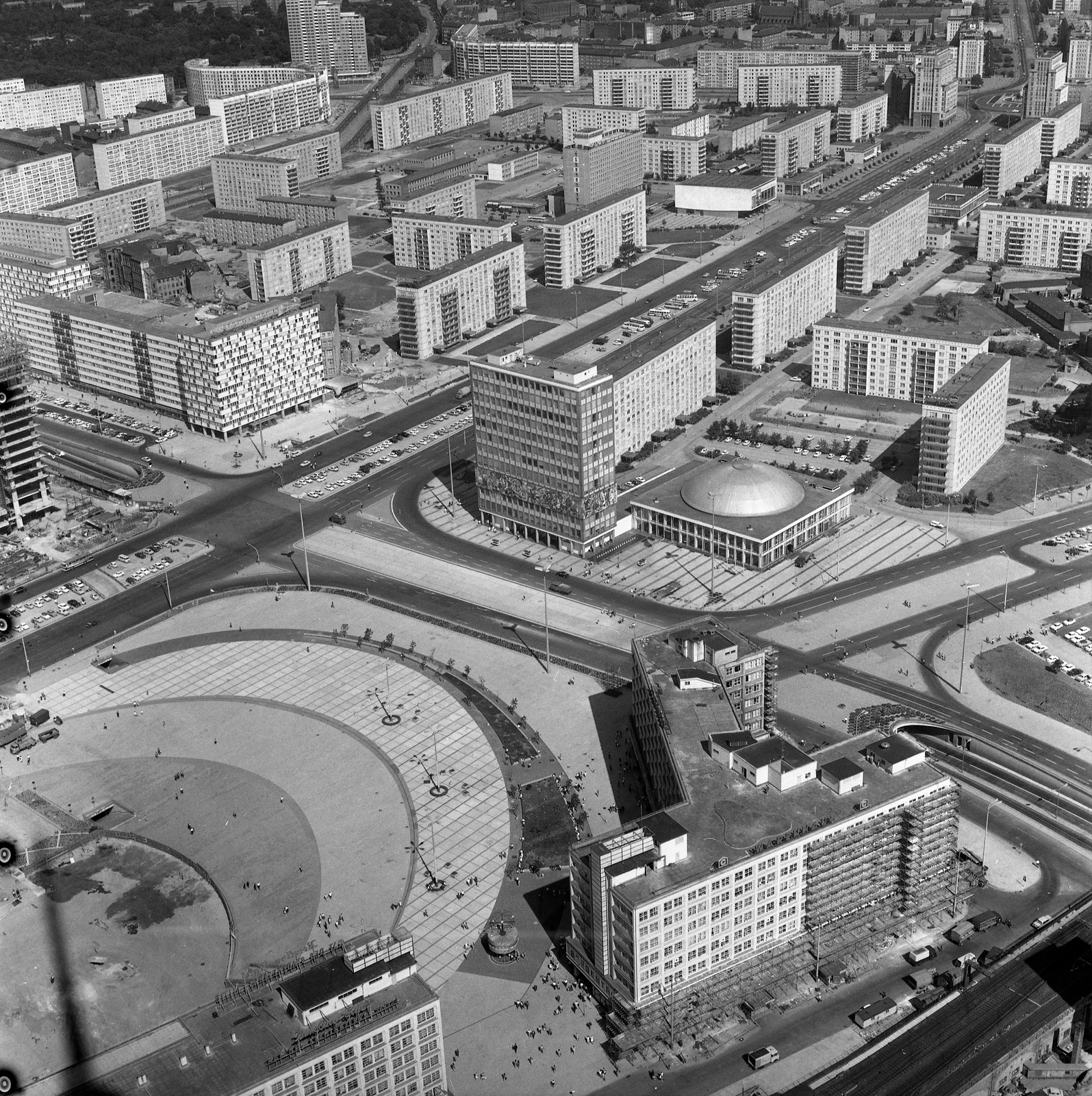 Germany, Berlin, Kelet-Berlin, kilátás a TV toronyból, előtérben az Alexanderplatz, mögötte a Karl Marx Allee., 1970, Nagy Gyula, world clock, GDR, socialist realism, East-Berlin, modern architecture, wall painting, Hermann Henselmann-design, Peter Behrens-design, Walter Womacka-design, Erich John-design, Fortepan #60028