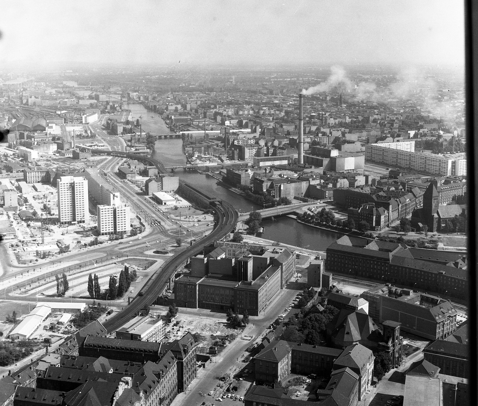 Germany, Berlin, Kelet-Berlin, kilátás a TV toronyból a Jannowitzbrücke S-Bahn állomás felé (középen a hídfőnél)., 1970, Nagy Gyula, river, chimney, GDR, East-Berlin, bird's eye view, Fortepan #60030