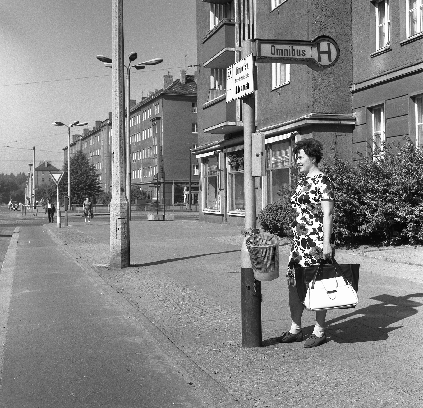 Germany, Berlin, Kelet-Berlin, Kniprodestrasse, keresztben a Danziger Strasse (ekkor Dimitroffstrasse), a Hufelandstrasse felé nézve., 1970, Nagy Gyula, bus stop, GDR, East-Berlin, Fortepan #60035