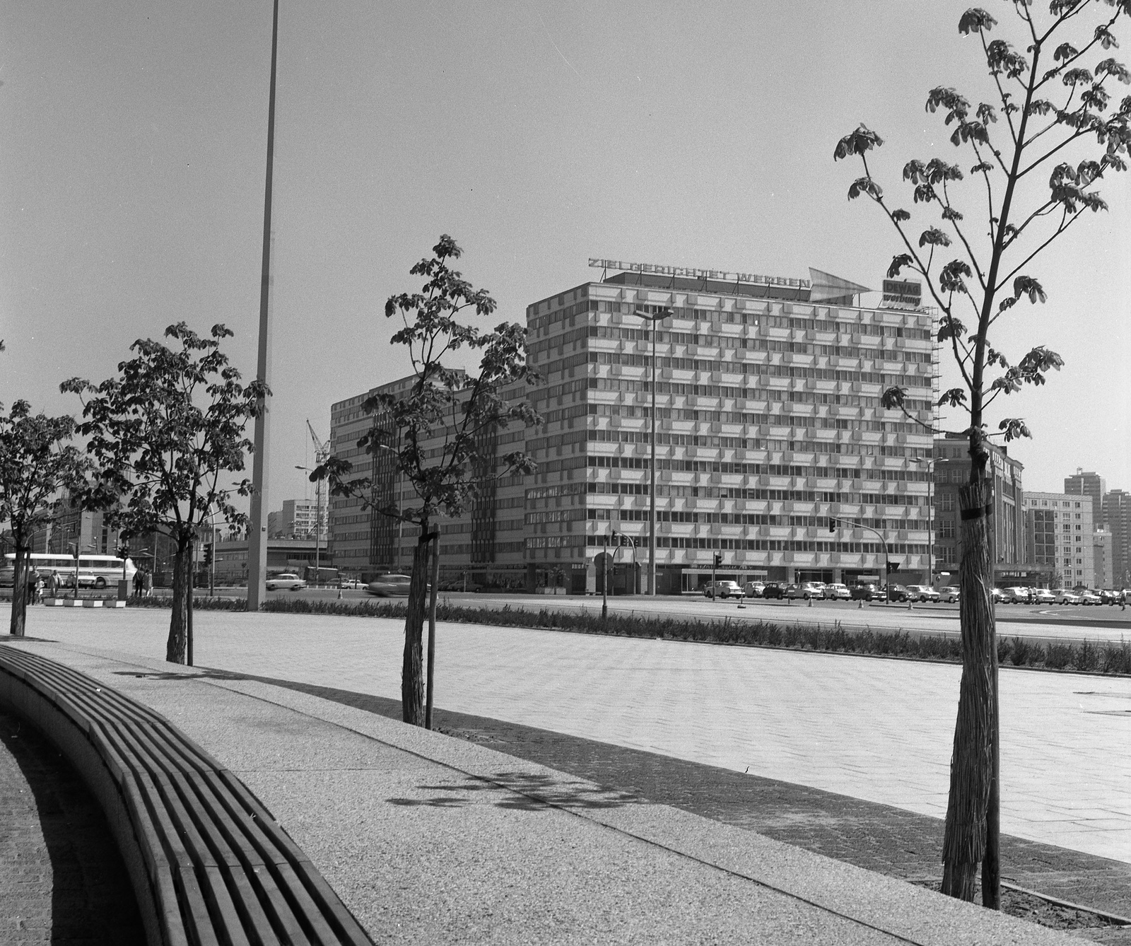 Germany, Berlin, Kelet-Berlin, Alexanderplatz az Otto Braun Strasse (Hans Beimler Strasse) felé nézve, szemben a Haus der Statistik., 1970, Nagy Gyula, GDR, East-Berlin, modern architecture, Manfred Hörner-design, Peter Senf-design, Joachim Härter-design, Fortepan #60039
