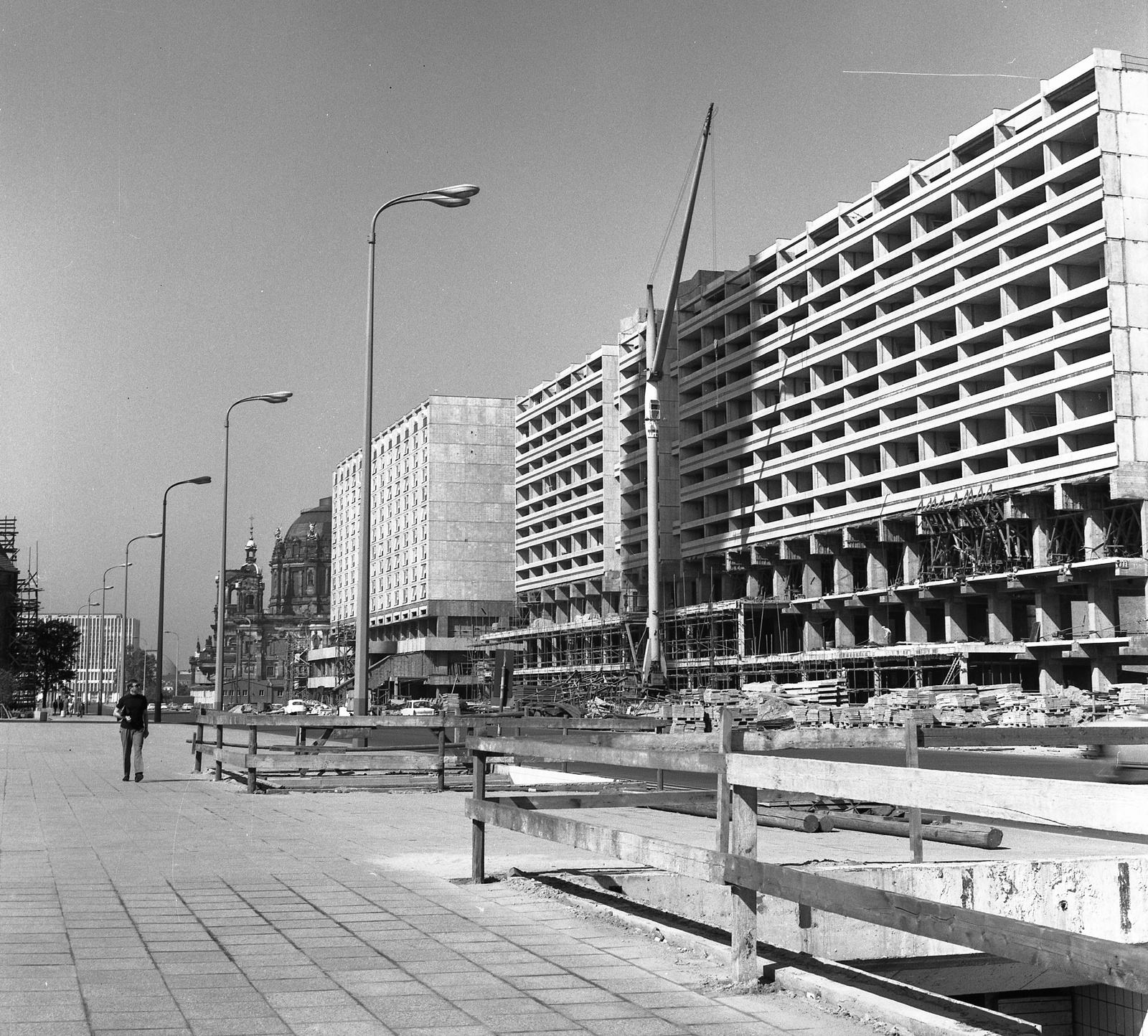Germany, Berlin, Kelet-Berlin, Karl Liebknecht Strasse a Dóm felé nézve., 1970, Nagy Gyula, construction, GDR, lamp post, East-Berlin, Cathedral, Julius Carl Raschdorff-design, Fortepan #60041
