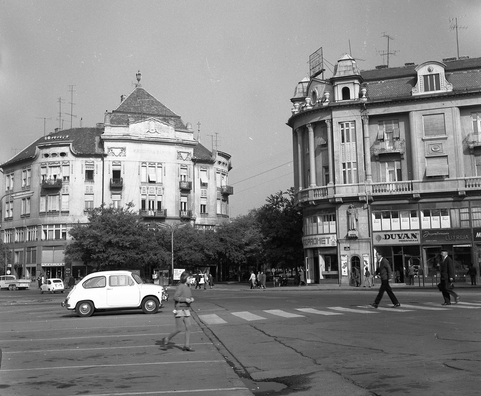 Serbia, Subotica, Szabadság tér (Trg Slobode)., 1970, Nagy Gyula, car park, crosswalk, Fortepan #60043