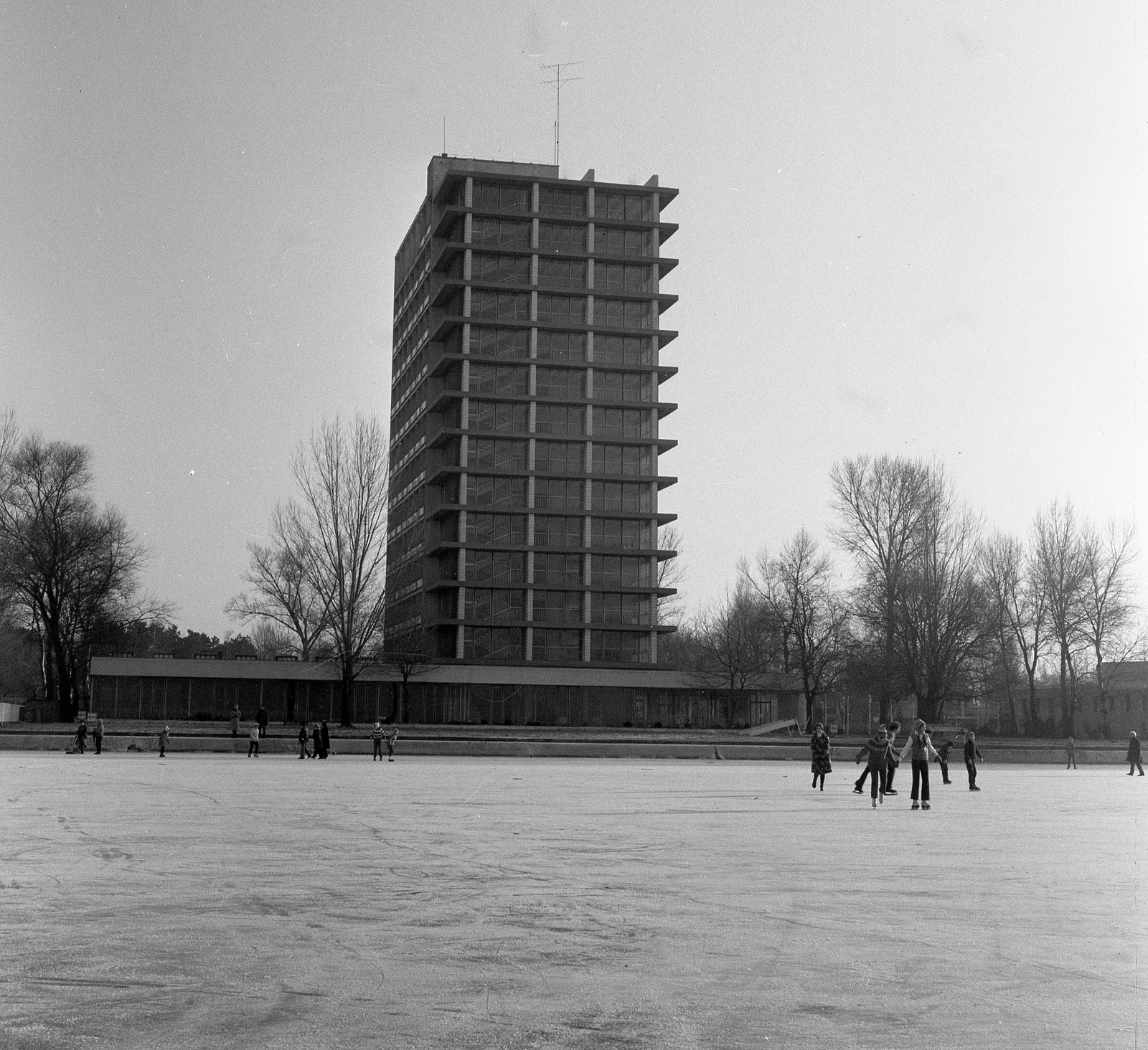 Magyarország,Balaton, Siófok, az Európa szálló a tó jegéről nézve., 1970, Nagy Gyula, korcsolyázás, jégpálya, Fortepan #60046