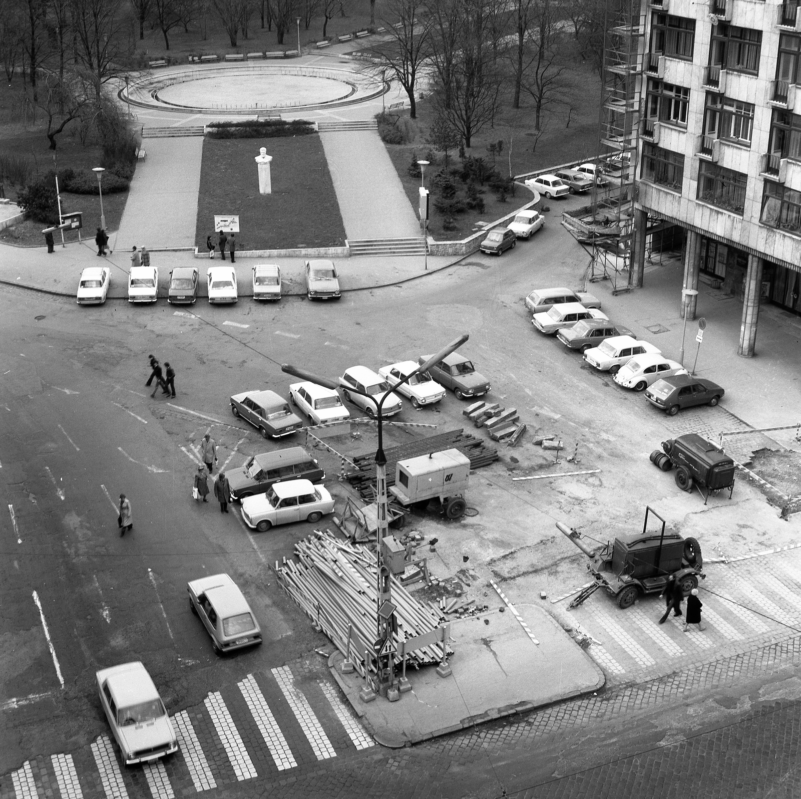Hungary, Budapest II., Keleti Károly utca a Margit körútnál (Mártírok útja), szemben a Mechwart tér és Mechwart András szobra., 1976, Nagy Gyula, Polski Fiat-brand, Budapest, Fortepan #60053