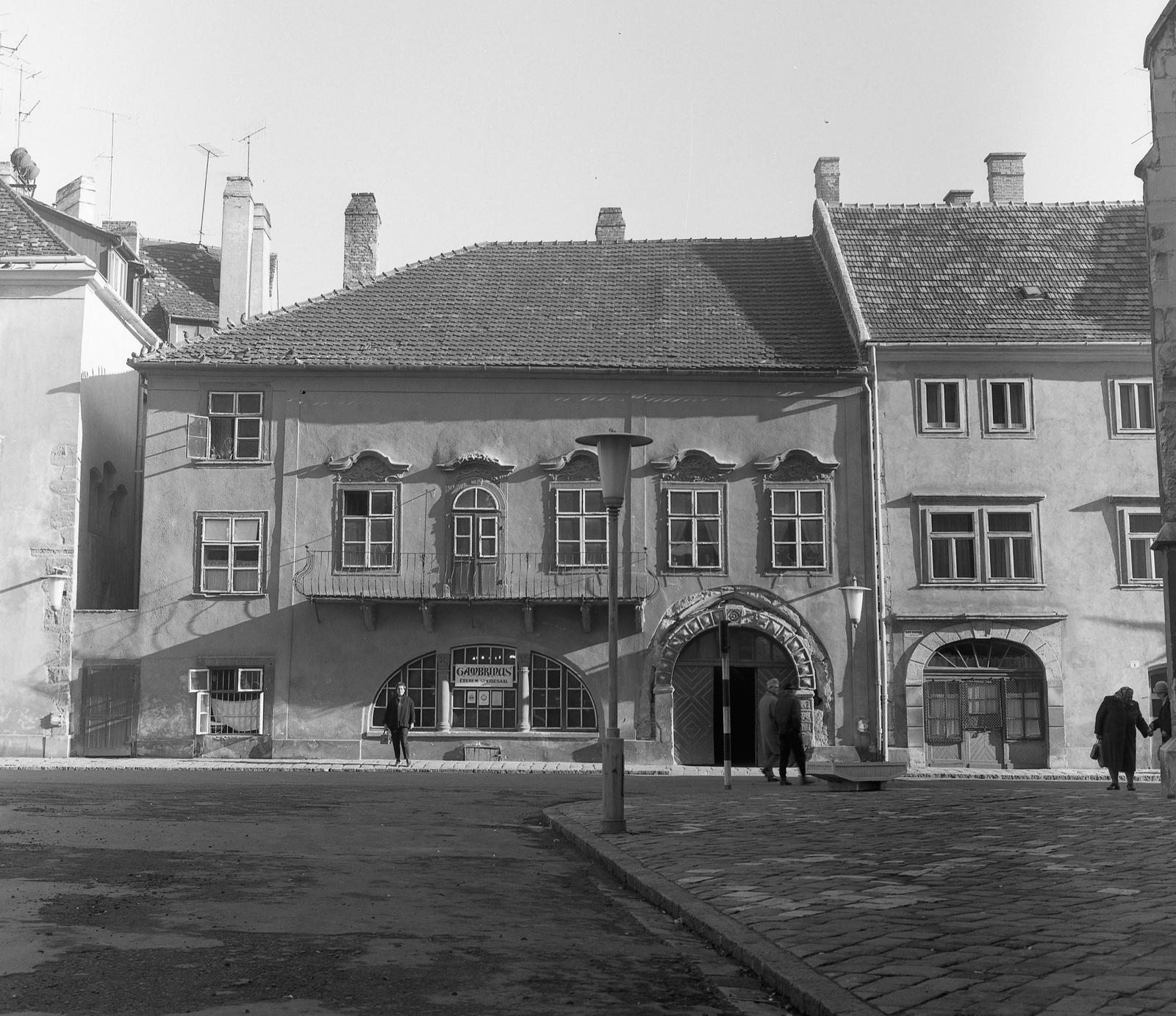 Hungary, Sopron, Fő (Beloiannisz) tér 3., Gambrinus-ház, jobbra a Kolostor utca., 1969, Nagy Gyula, gate, Fortepan #60059